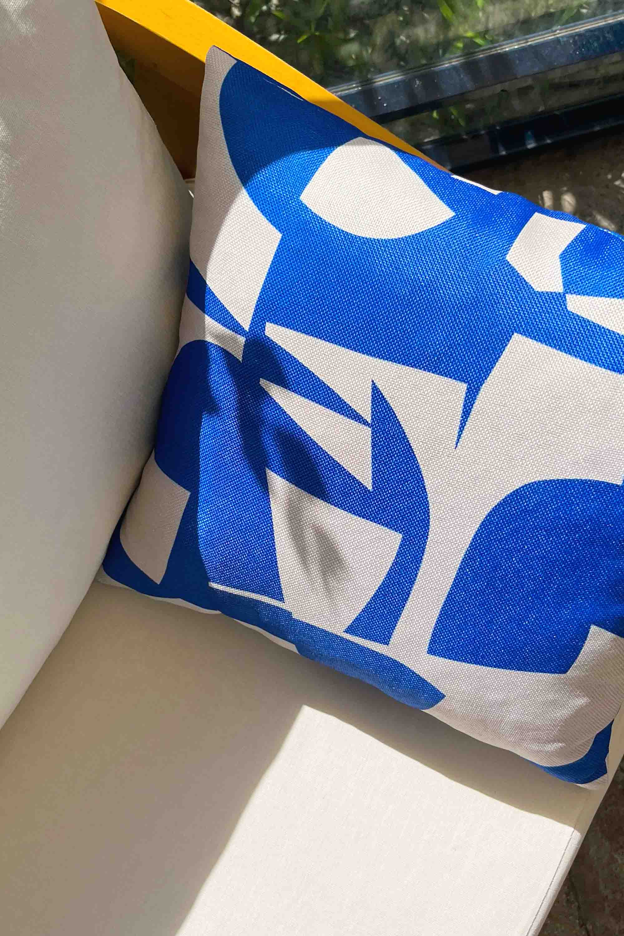 Cobalt Vuruşu – Soyut Mavi Desenli Kırlent Kılıfı 45x45 cm