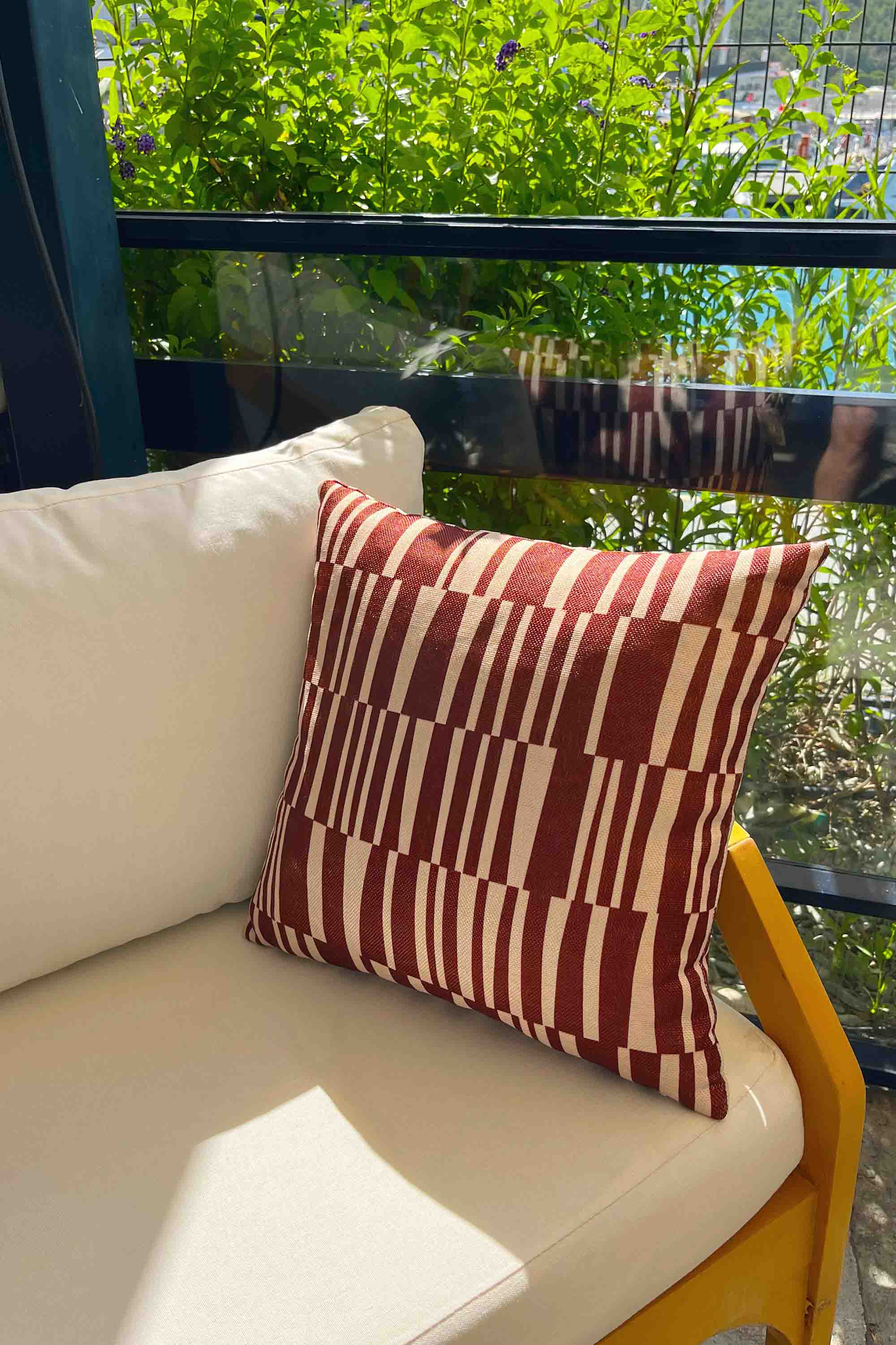 Ritmik Çizgiler – Bordo Soyut Desenli Kırlent Kılıfı 45x45 cm