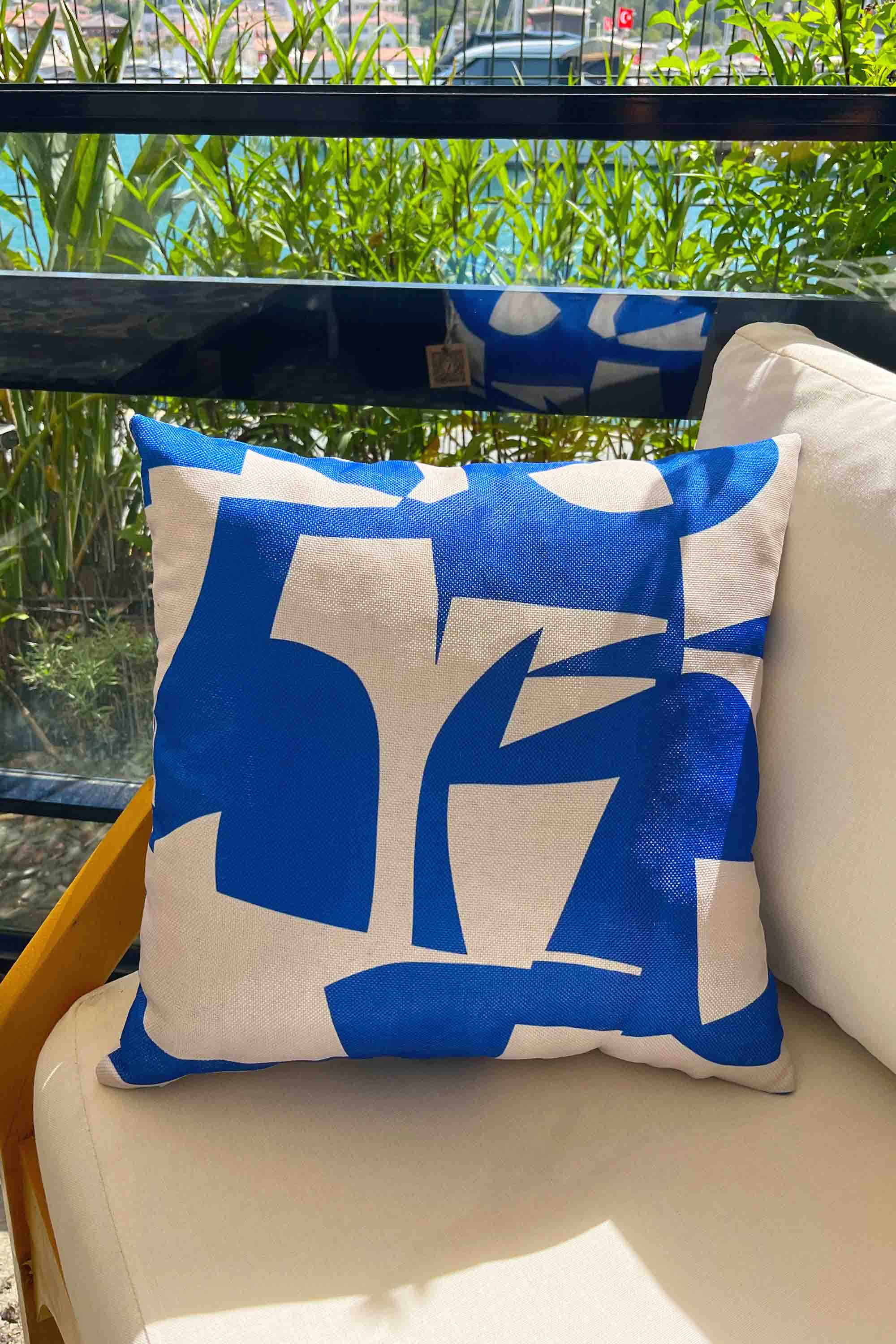 Cobalt Vuruşu – Soyut Mavi Desenli Kırlent Kılıfı 45x45 cm