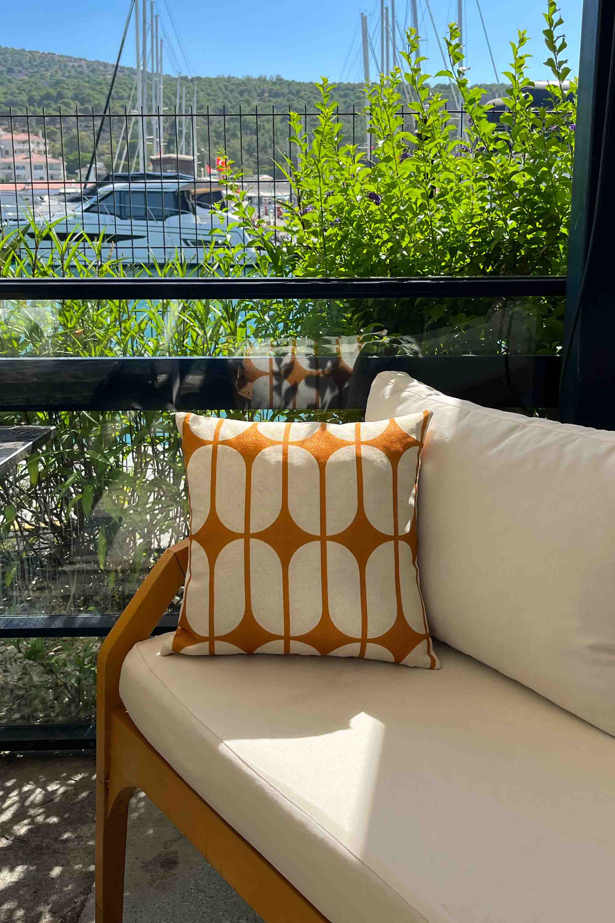 Amber Grid – Turuncu Beyaz Bauhaus Desenli Kırlent Kılıfı 45x45 cm