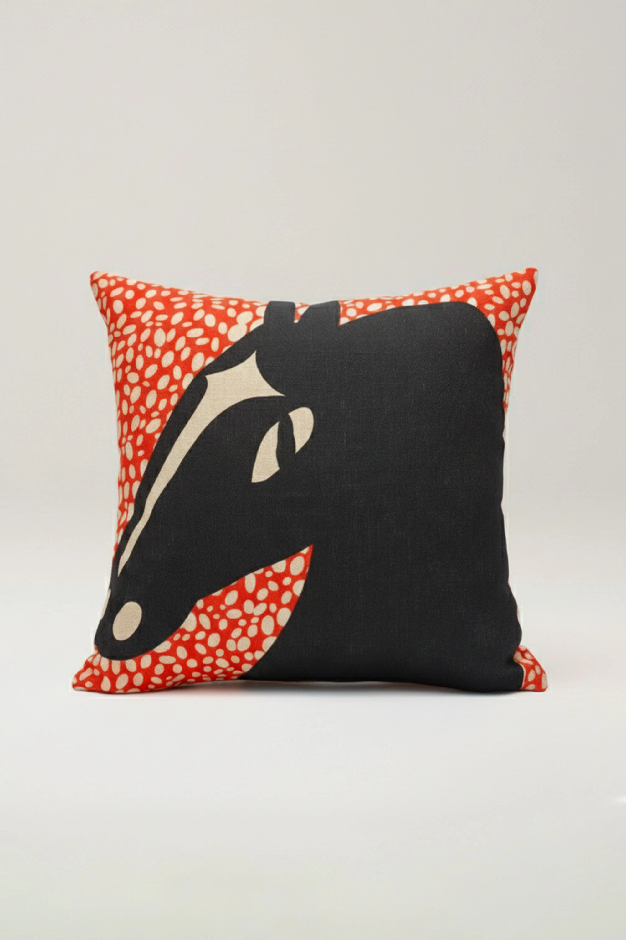 Soyut At Silüeti Desenli Kırlent Kılıfı 45x45 cm