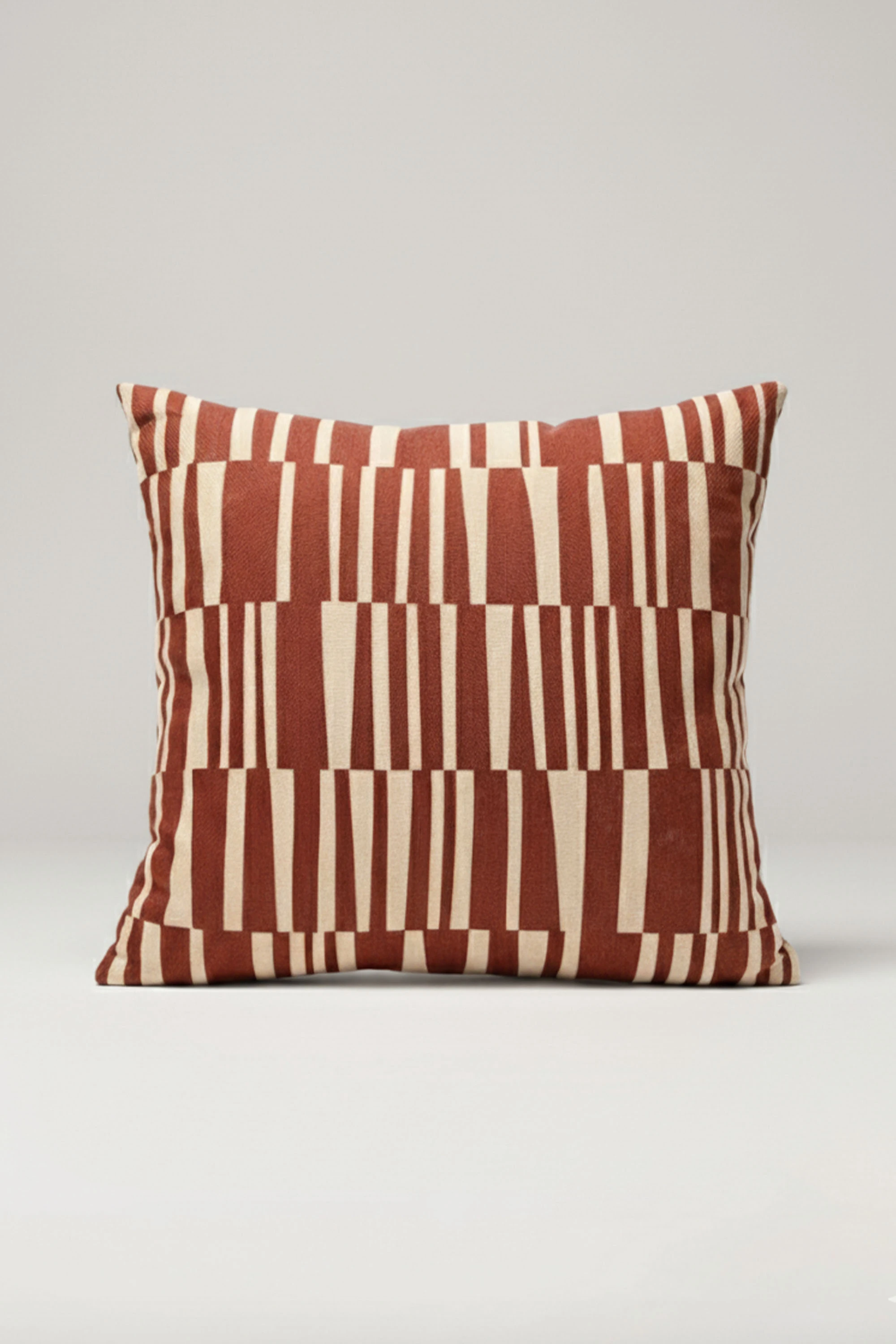 Ritmik Çizgiler – Bordo Soyut Desenli Kırlent Kılıfı 45x45 cm