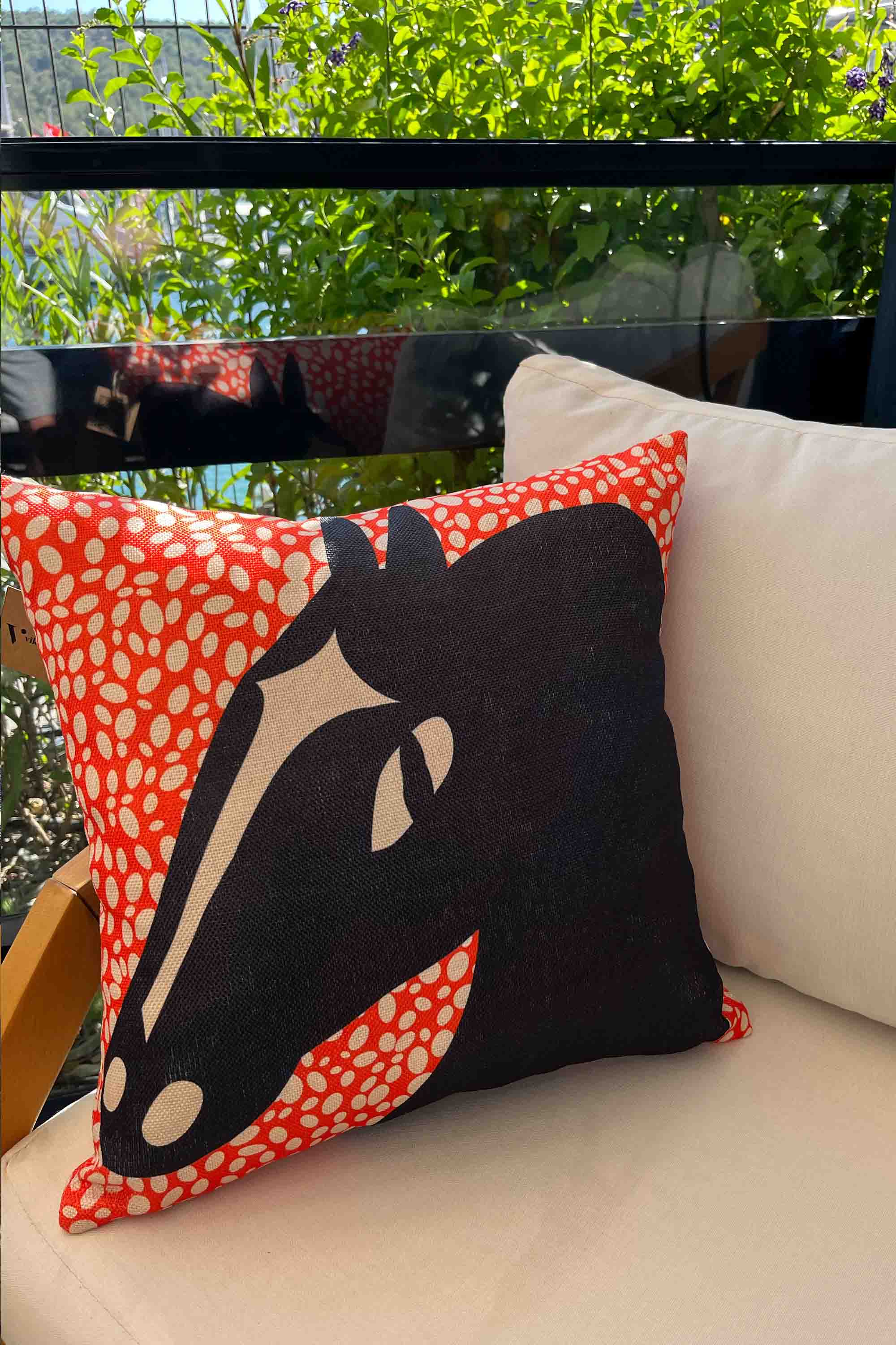 Soyut At Silüeti Desenli Kırlent Kılıfı 45x45 cm