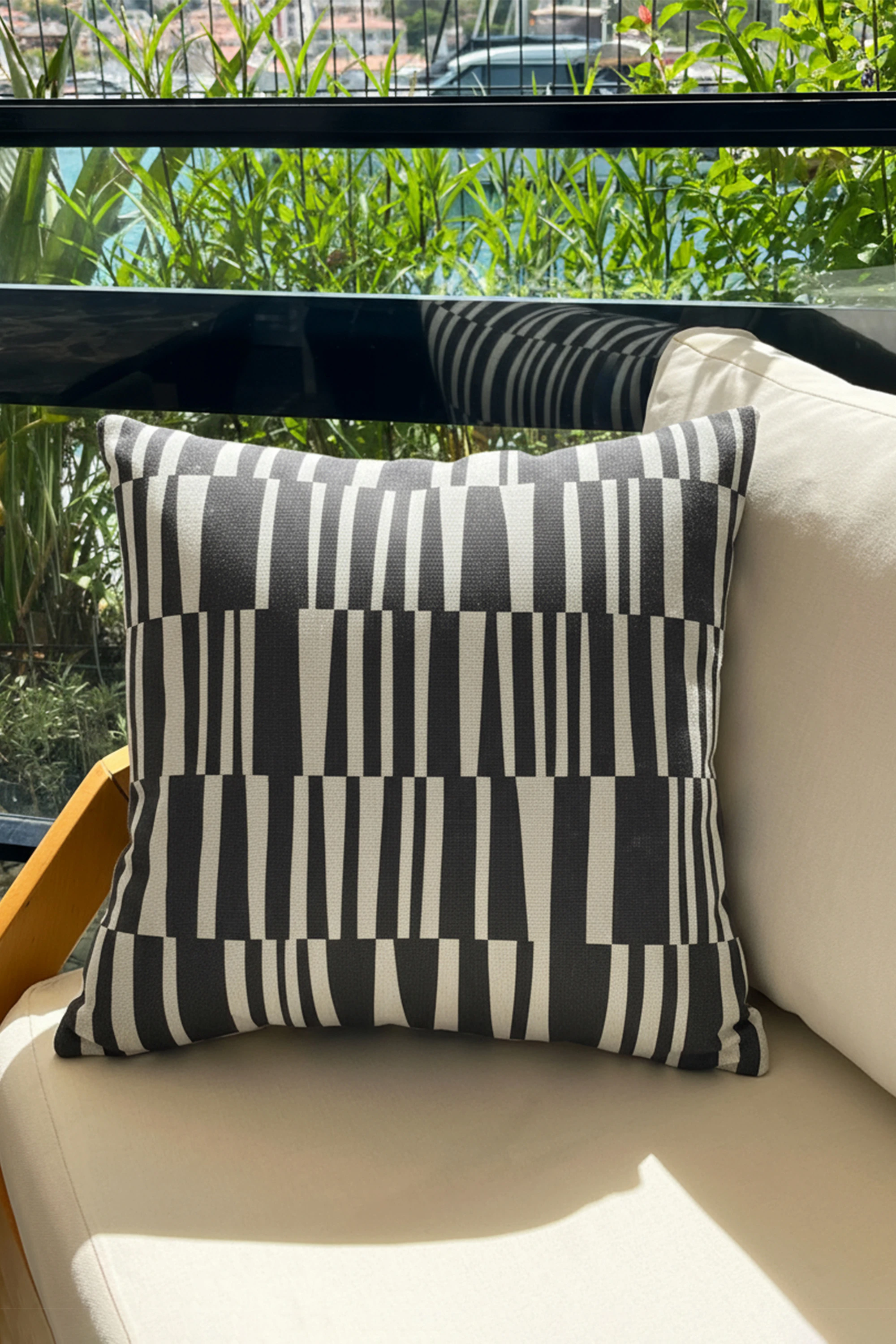 Ritmik Çizgiler – Gri Soyut Desenli Kırlent Kılıfı 45x45 cm