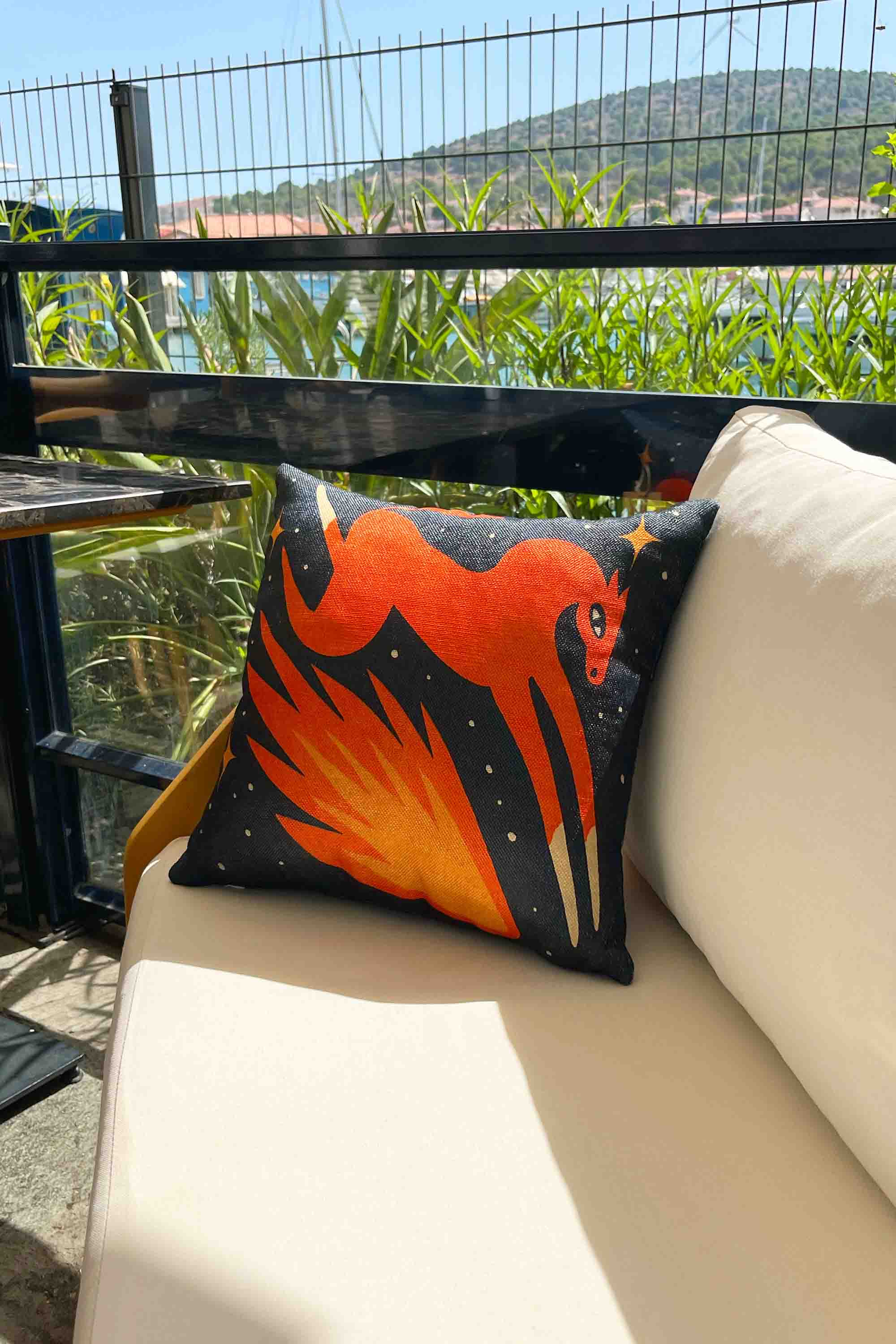 Alevden Yele – Soyut At Tasarımlı Kırlent Kılıfı 45x45 cm