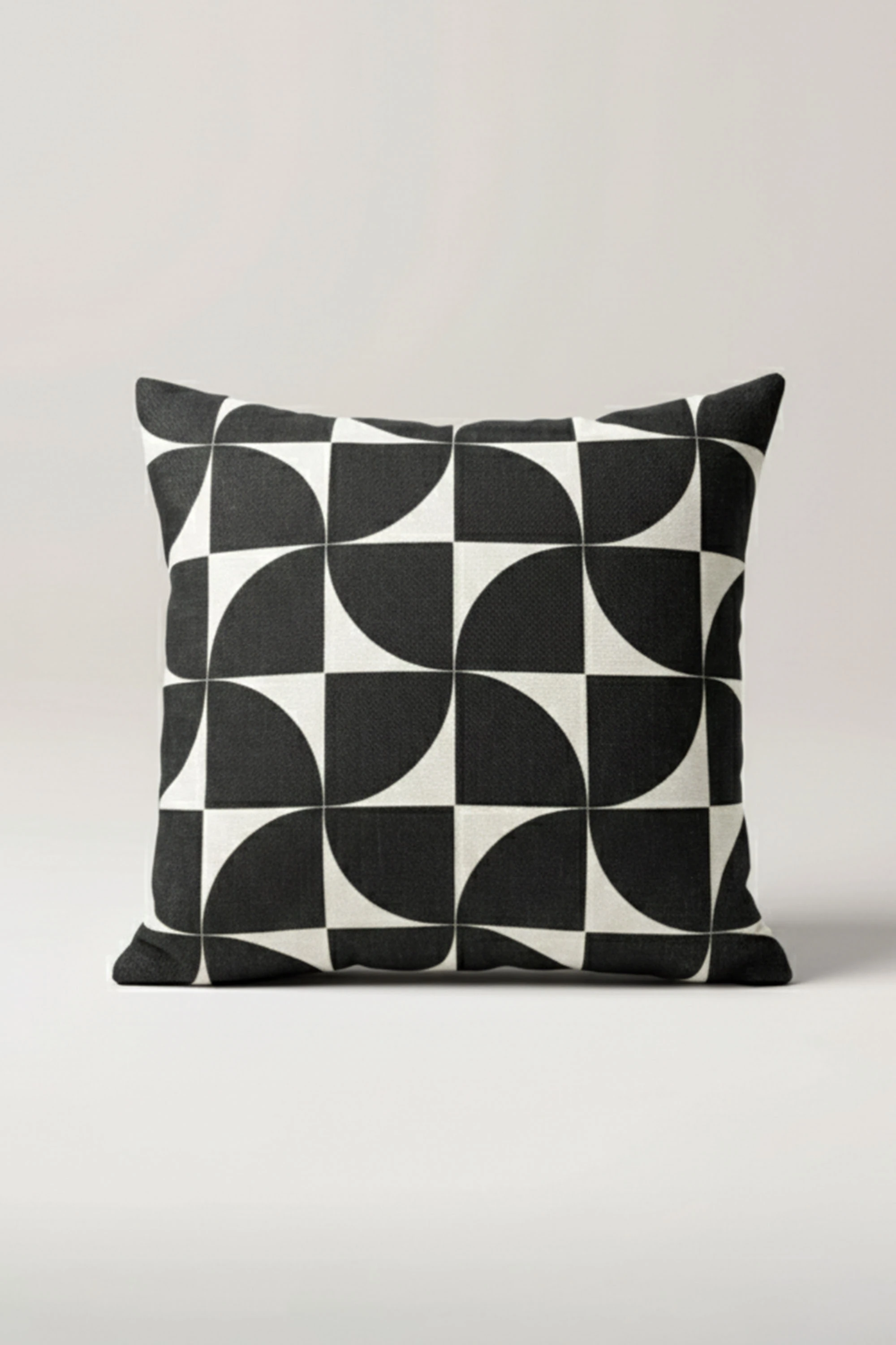 Siyah Beyaz Modern Bauhaus Desenli Kırlent Kılıfı 45x45 cm