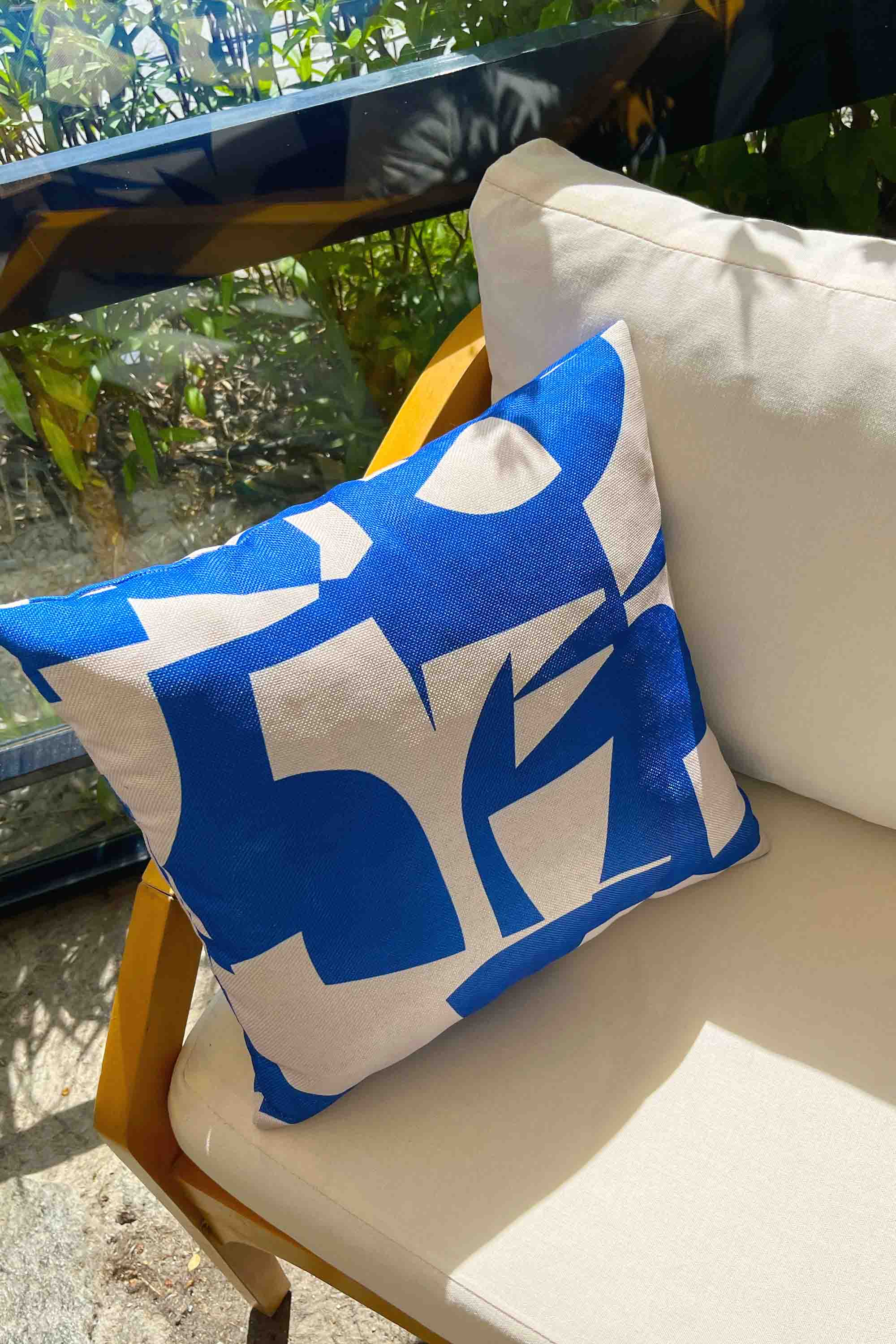 Cobalt Vuruşu – Soyut Mavi Desenli Kırlent Kılıfı 45x45 cm