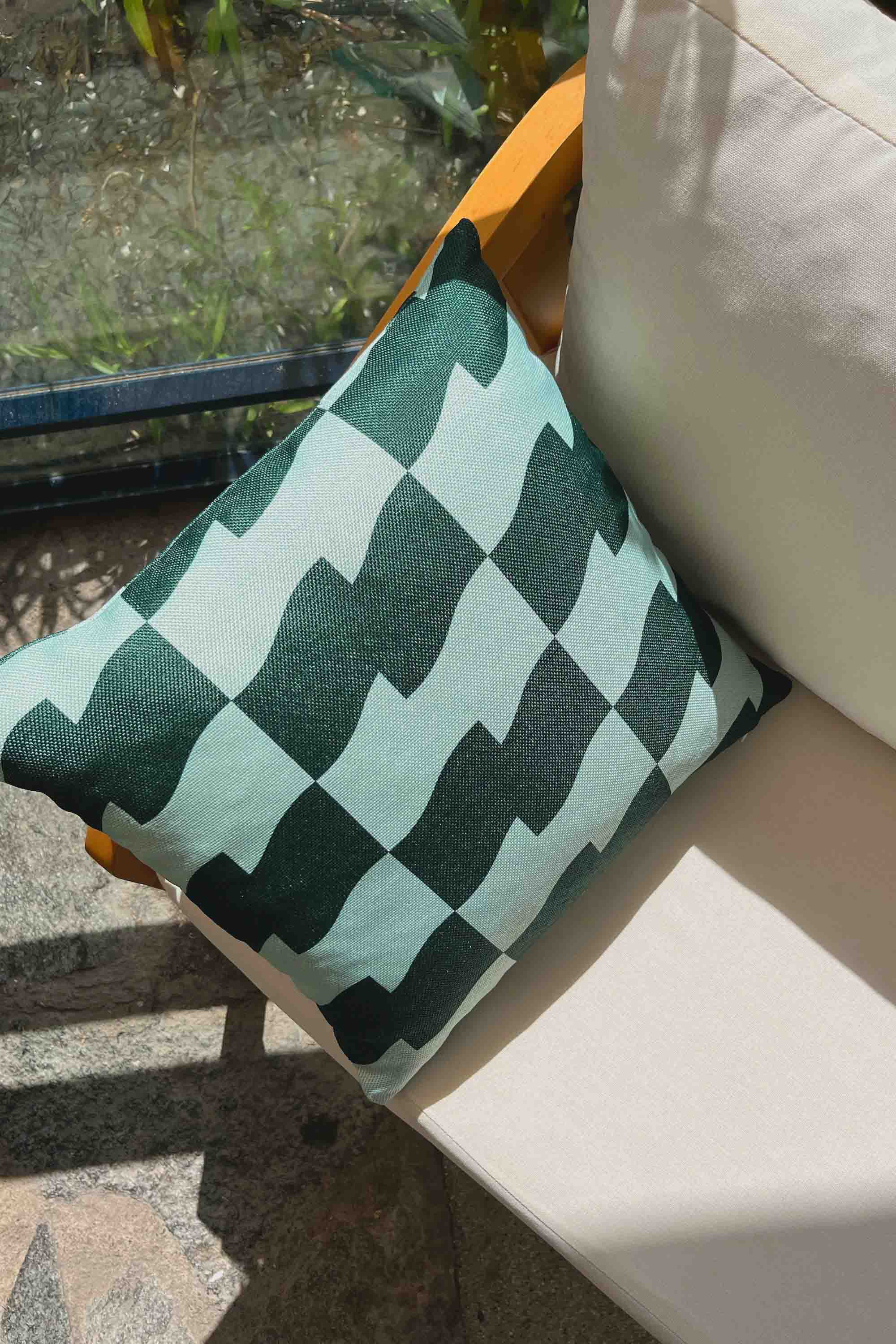 Dalgalı Kazayağı Desenli Kırlent Kılıfı 45x45 cm