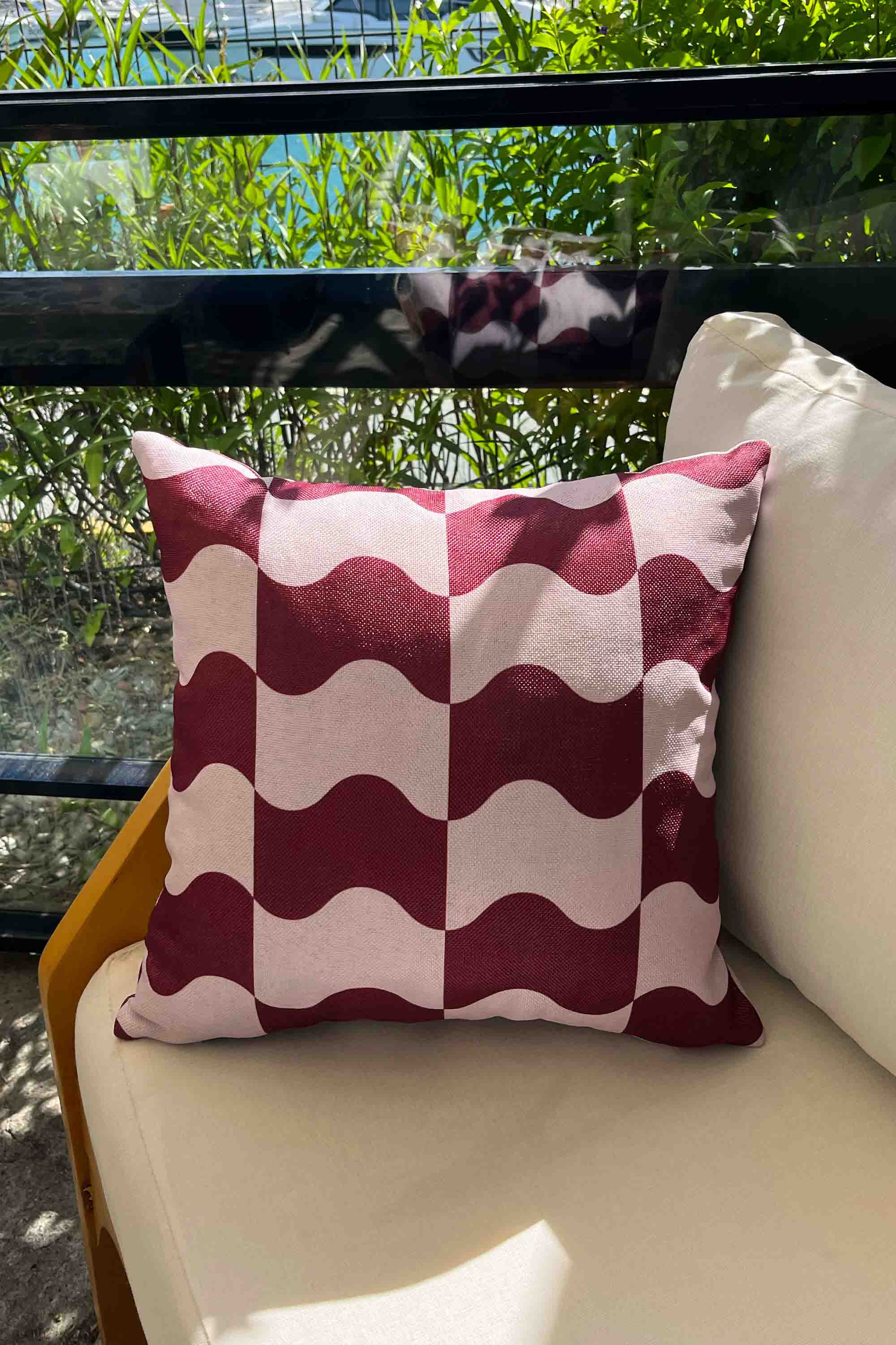 Retro Dalga Desenli Pembe Kırlent Kılıfı 45x45 cm