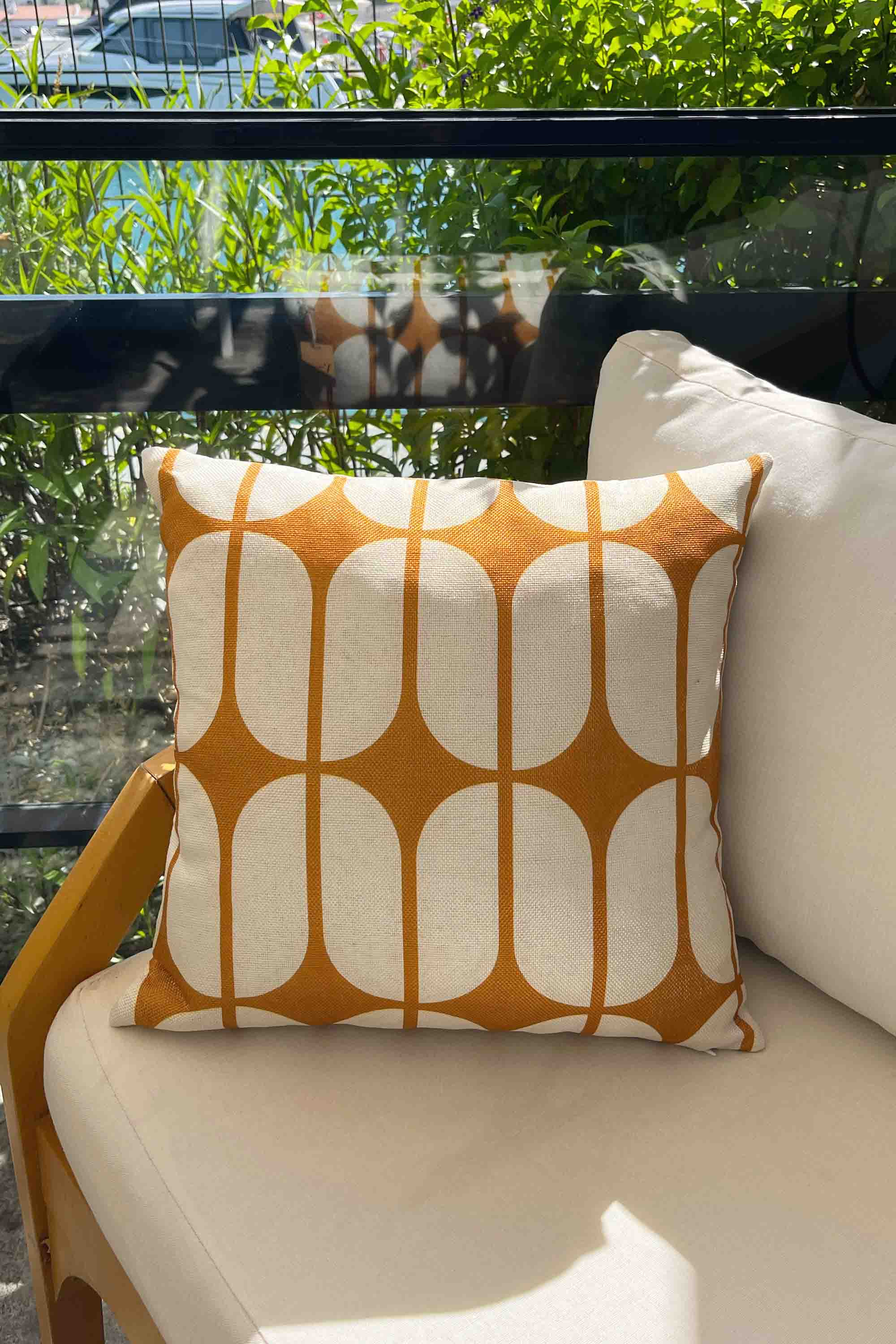 Amber Grid – Turuncu Beyaz Bauhaus Desenli Kırlent Kılıfı 45x45 cm