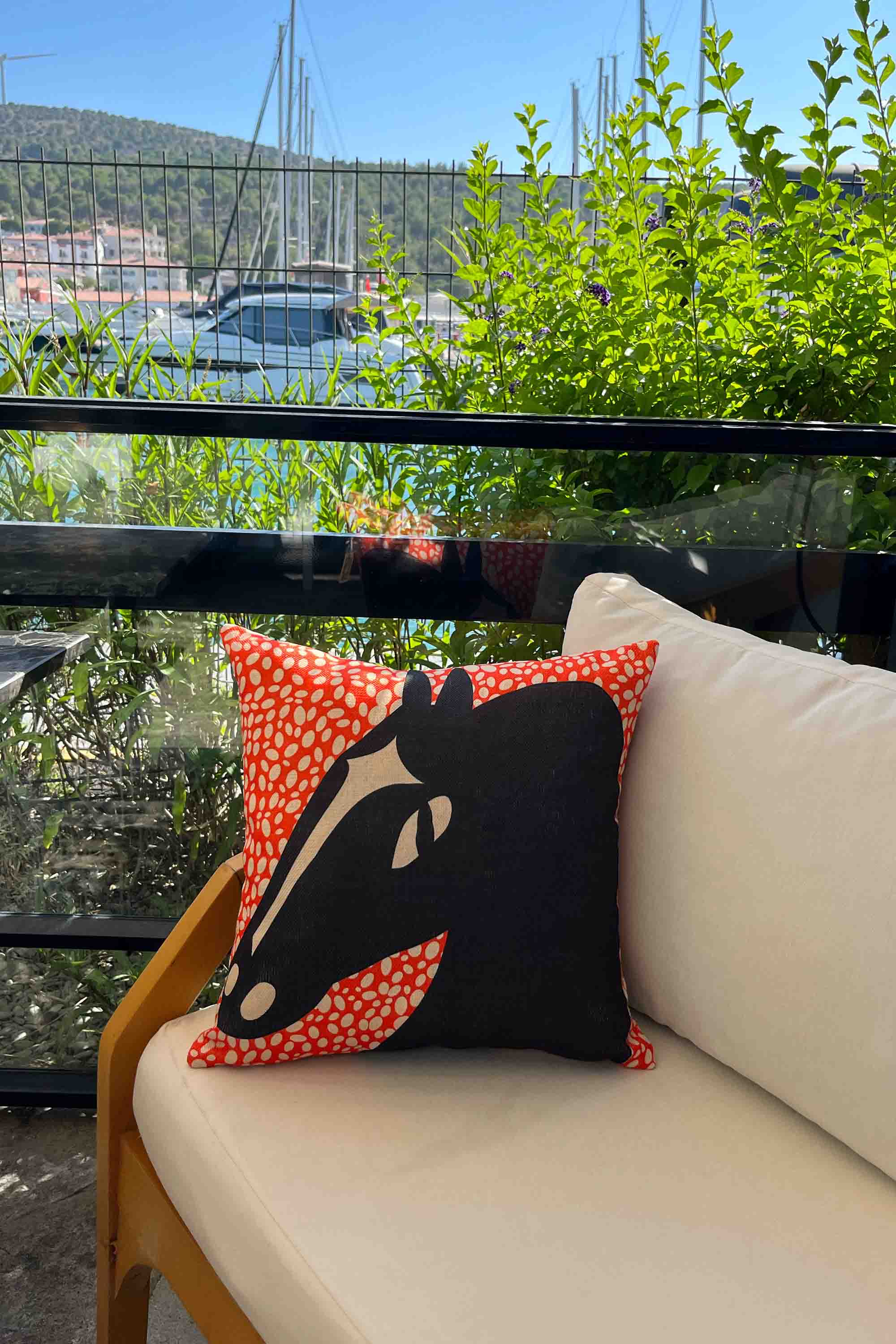 Soyut At Silüeti Desenli Kırlent Kılıfı 45x45 cm