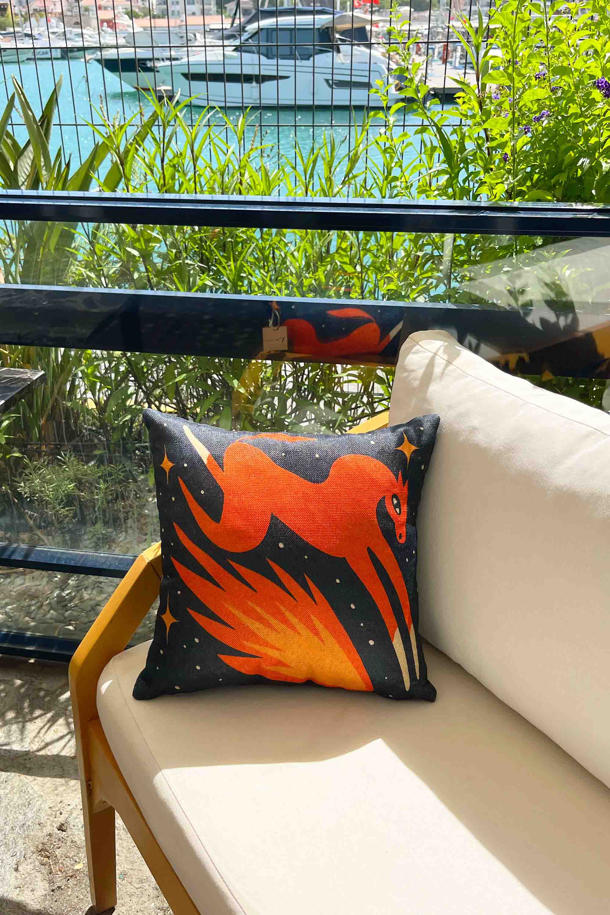 Alevden Yele – Soyut At Tasarımlı Kırlent Kılıfı 45x45 cm