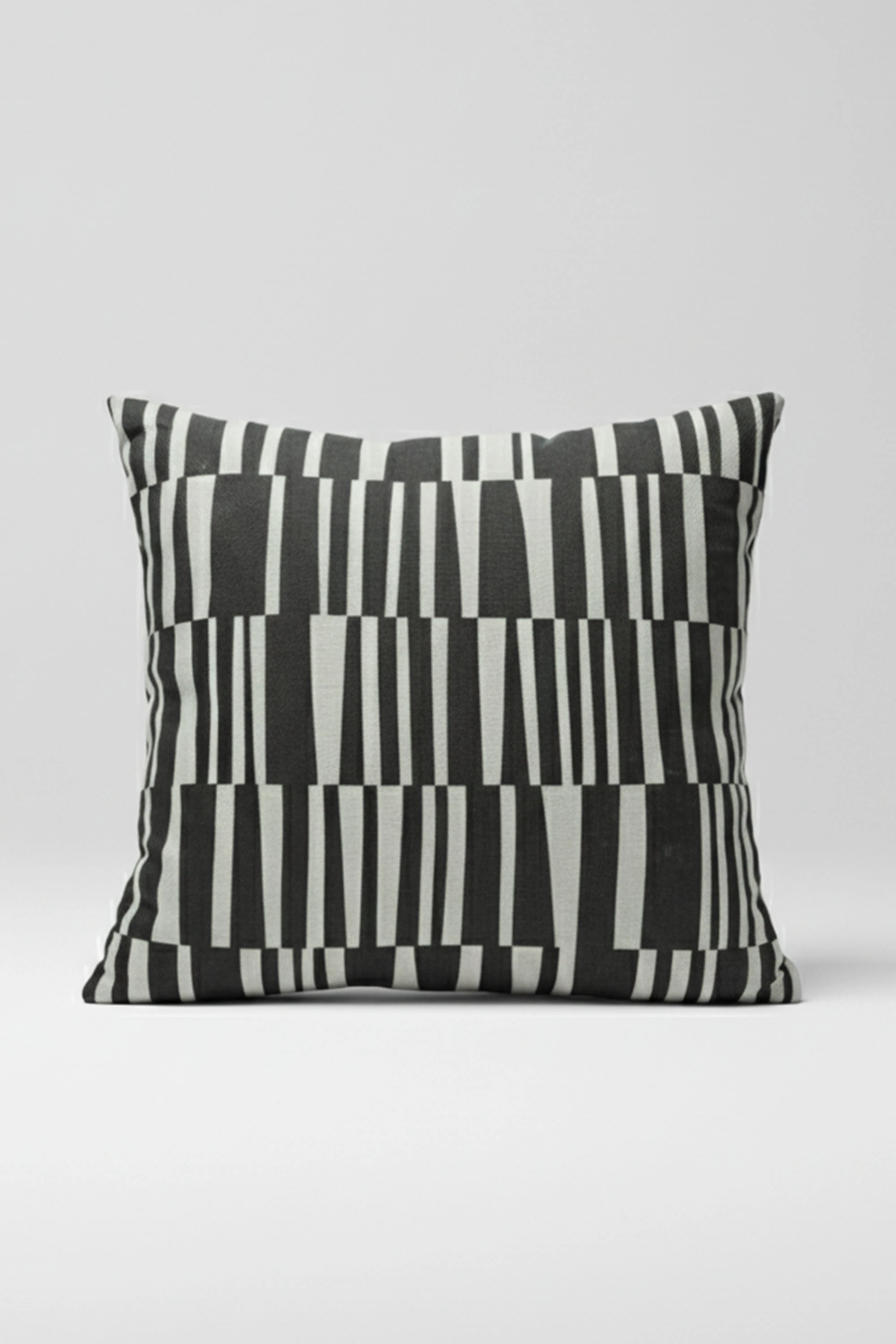 Ritmik Çizgiler – Gri Soyut Desenli Kırlent Kılıfı 45x45 cm