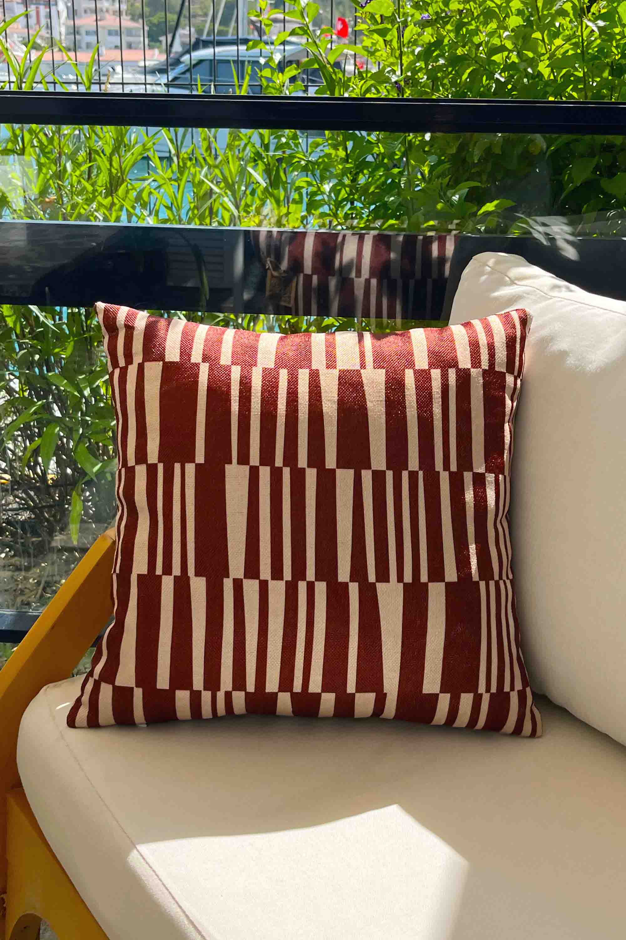 Ritmik Çizgiler – Bordo Soyut Desenli Kırlent Kılıfı 45x45 cm