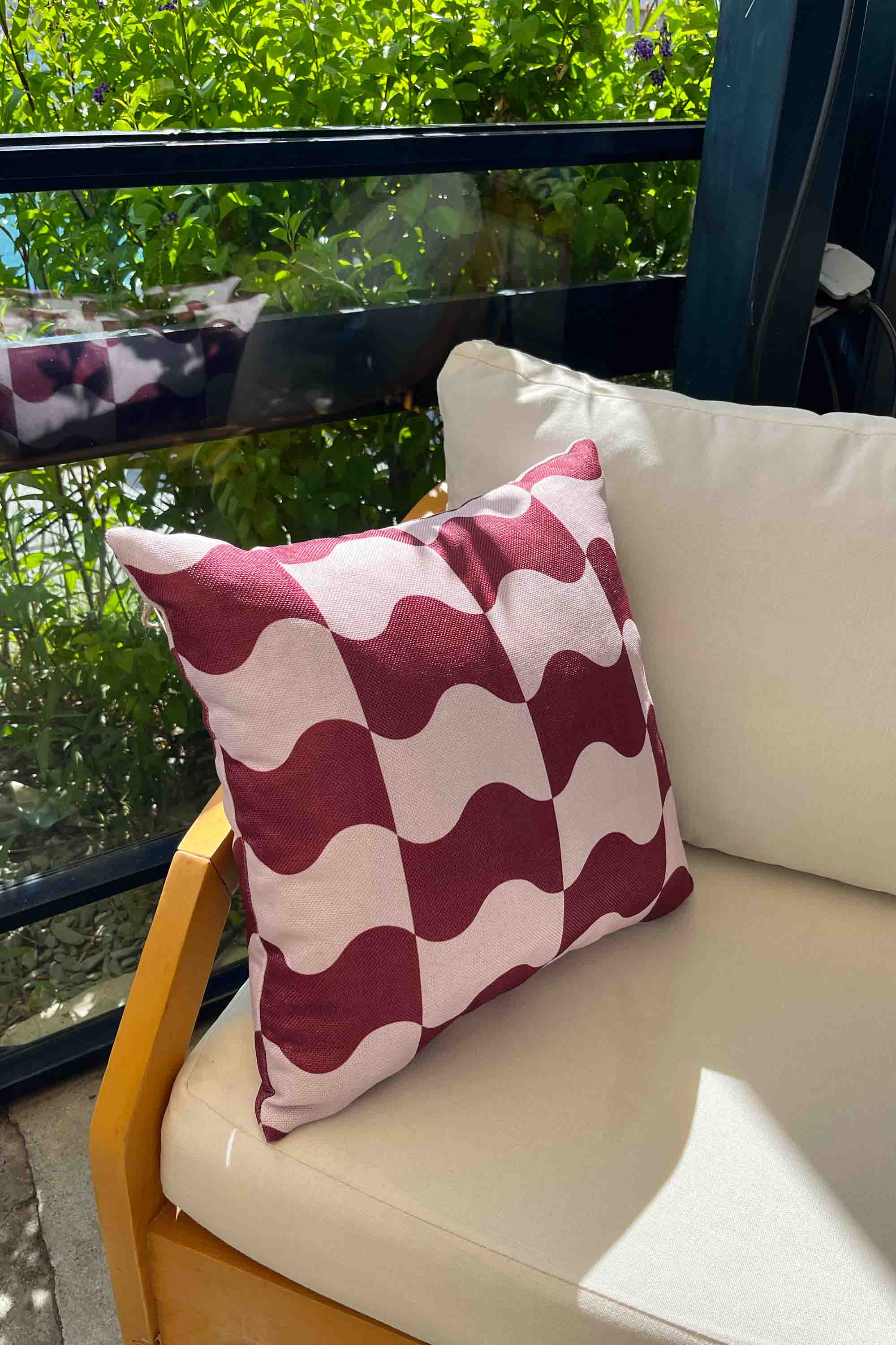 Retro Dalga Desenli Pembe Kırlent Kılıfı 45x45 cm