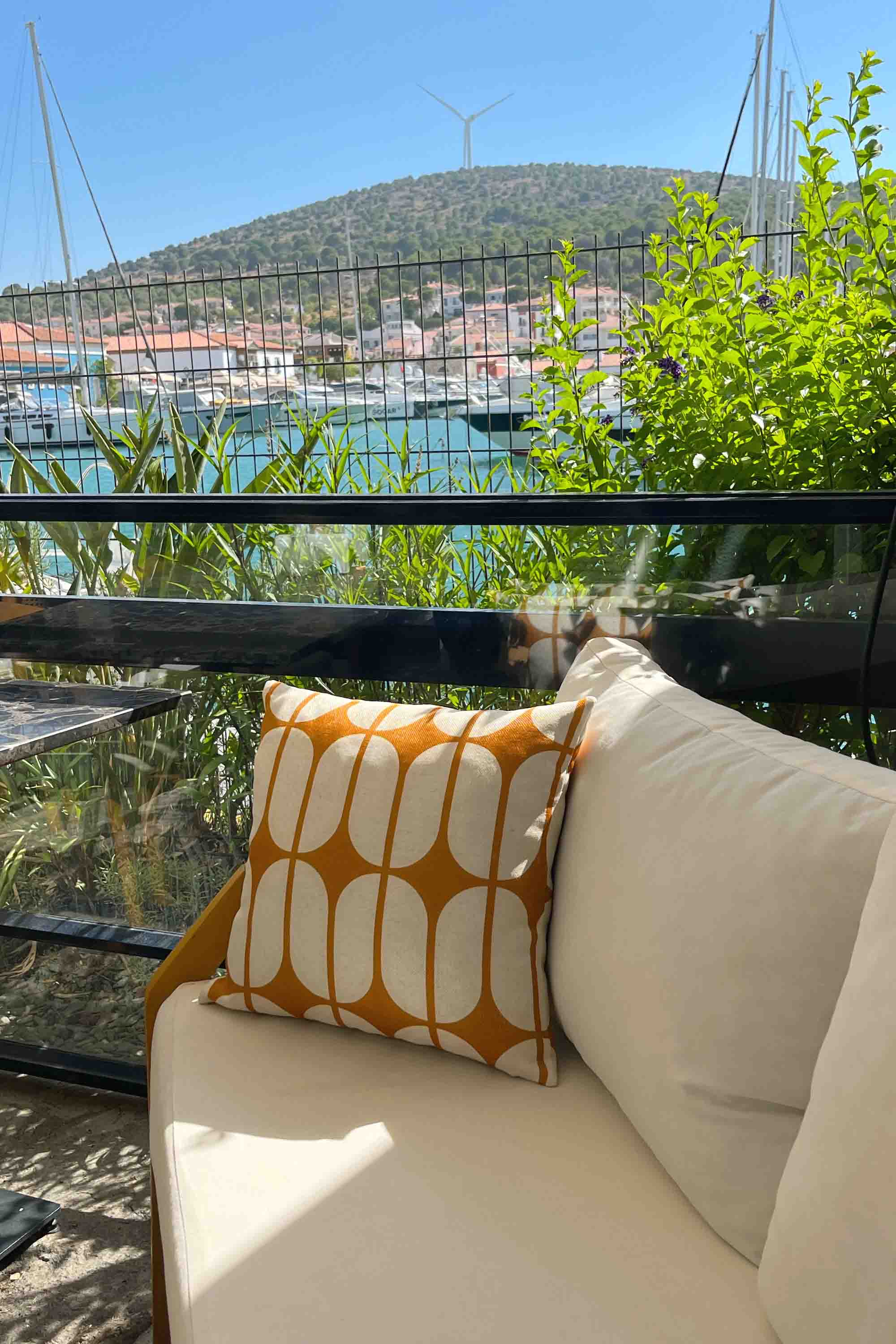 Amber Grid – Turuncu Beyaz Bauhaus Desenli Kırlent Kılıfı 45x45 cm