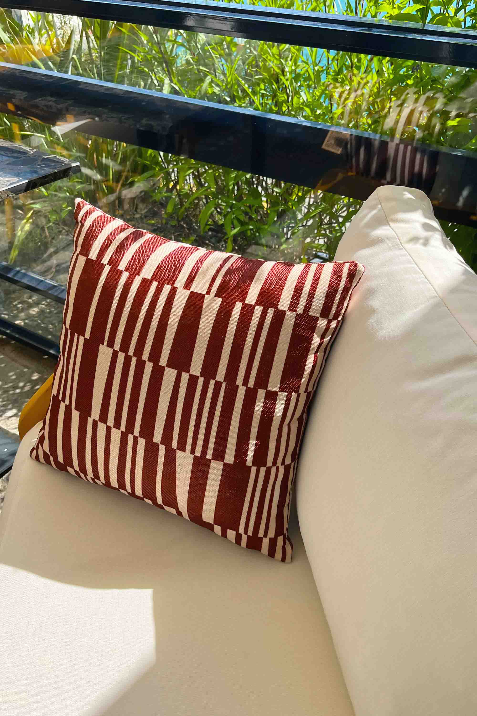 Ritmik Çizgiler – Bordo Soyut Desenli Kırlent Kılıfı 45x45 cm