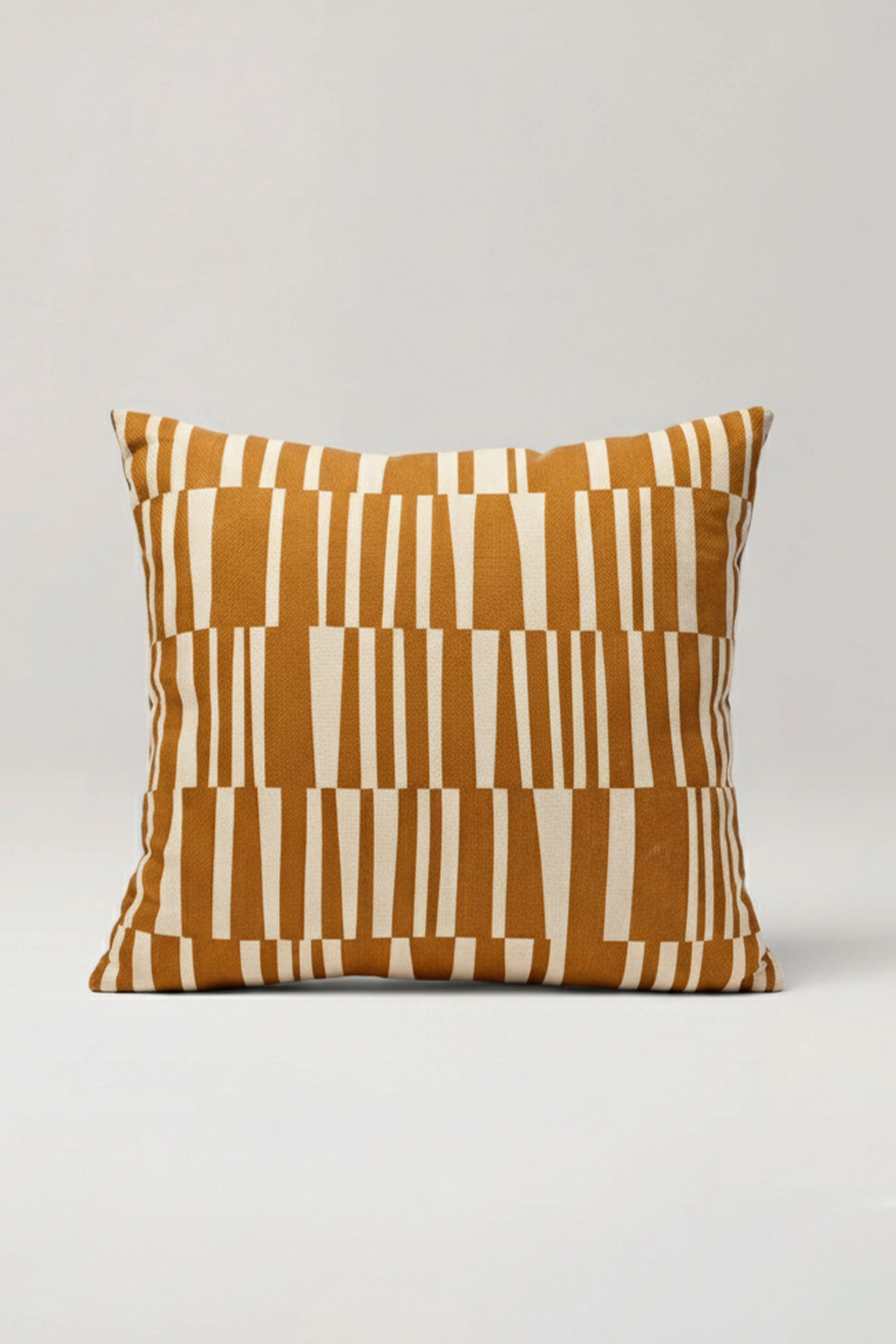 Ritmik Çizgiler – Hardal Sarı Soyut Desenli Kırlent Kılıfı 45x45 cm