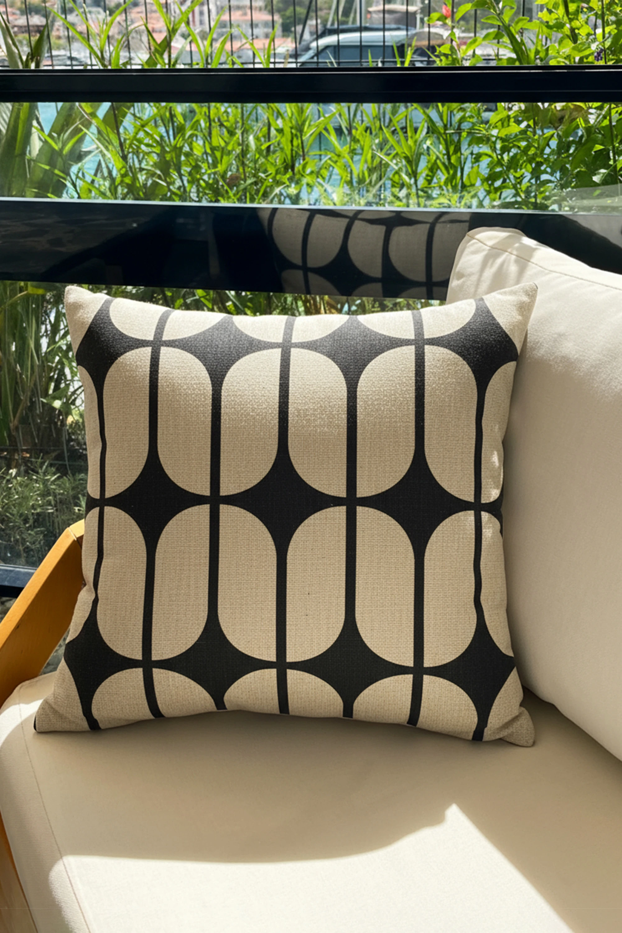 Modern – Gri Beyaz Bauhaus Desenli Kırlent Kılıfı 45x45 cm