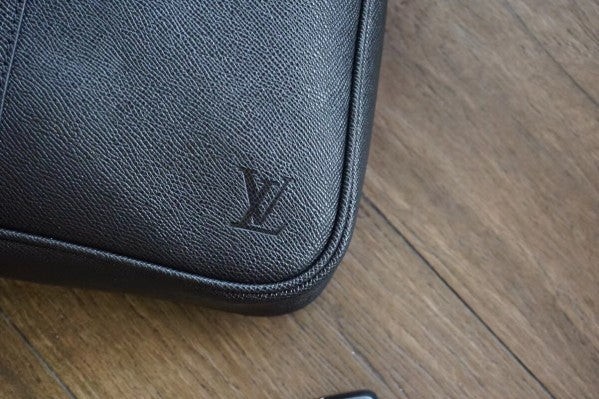 Louis Vuitton Porte-Documents Voyage PM Glacier Grey Taiga Leather  ref.564264 - Joli Closet