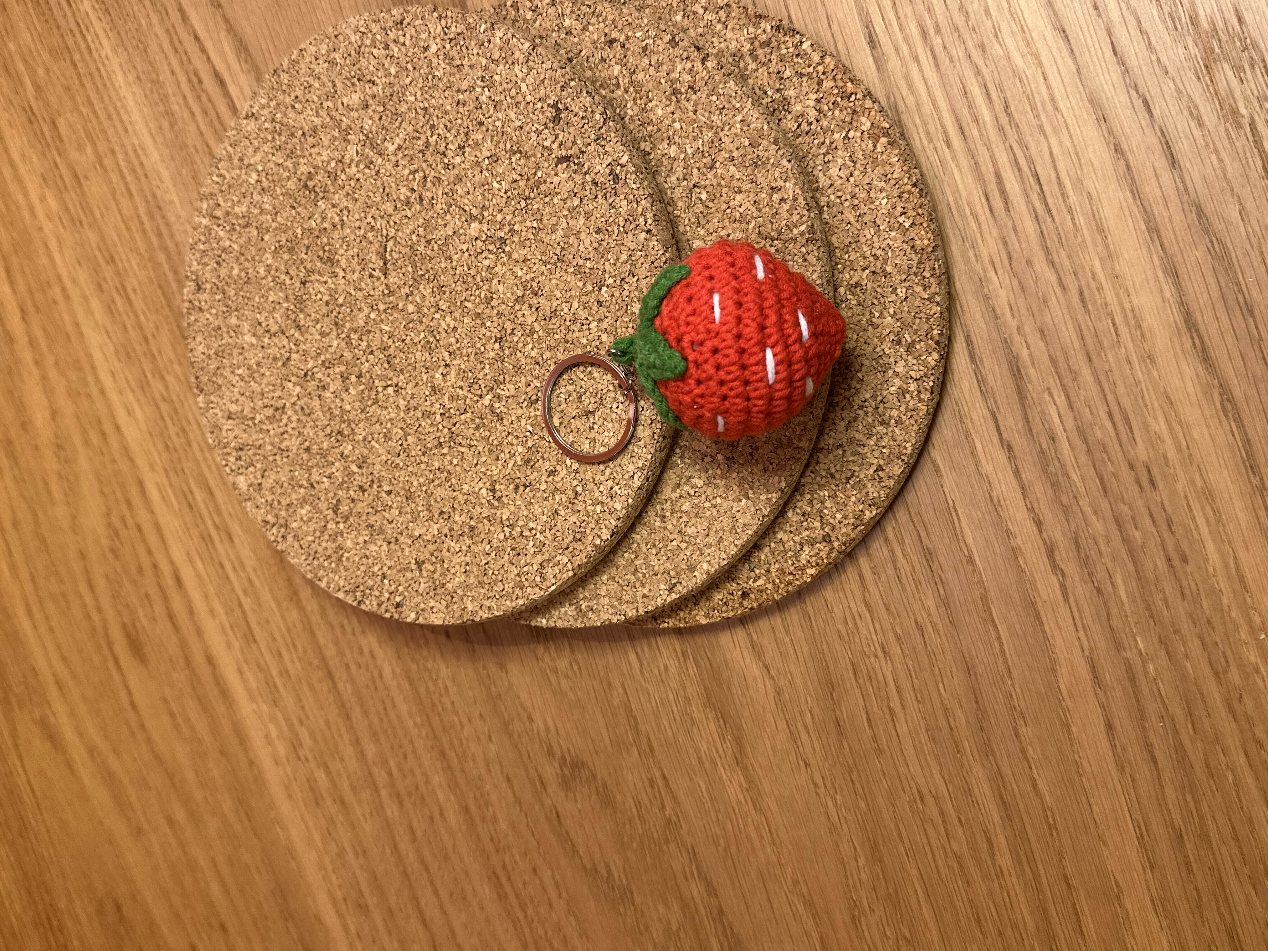 Çilek El Örgüsü Anahtarlık