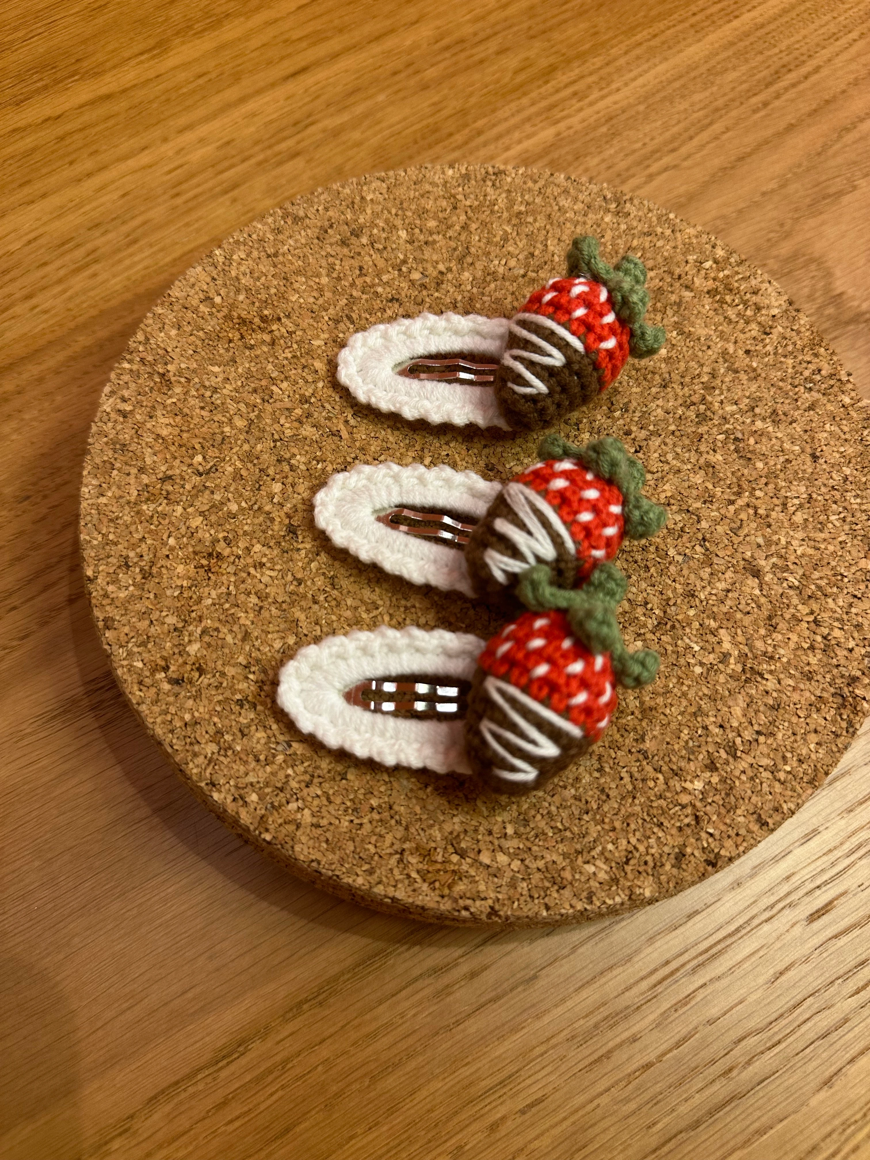 Çikolatalı Çilek Örgü Çıtçıt Toka