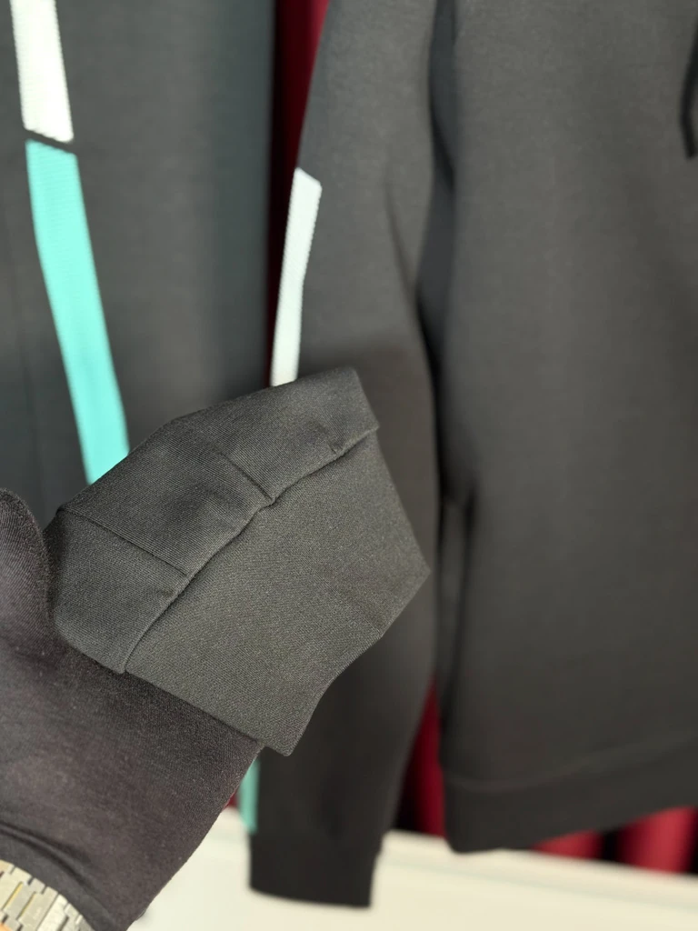 Minimal Logolu Siyah Eşofman Takımı