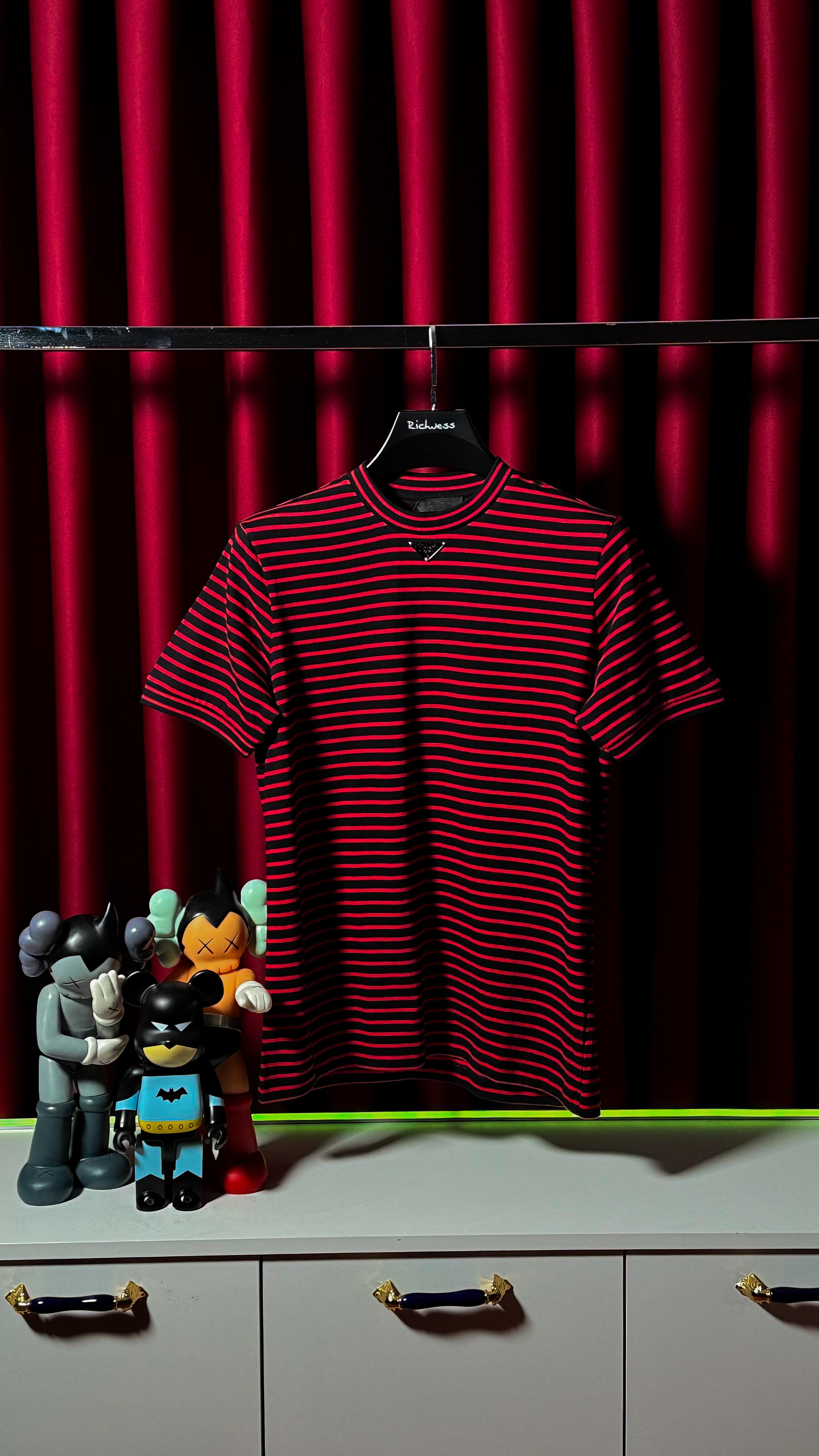 Kırmızı Siyah Çizgi Detaylı Metal Plaka Logo Detaylı Erkek T-shirt