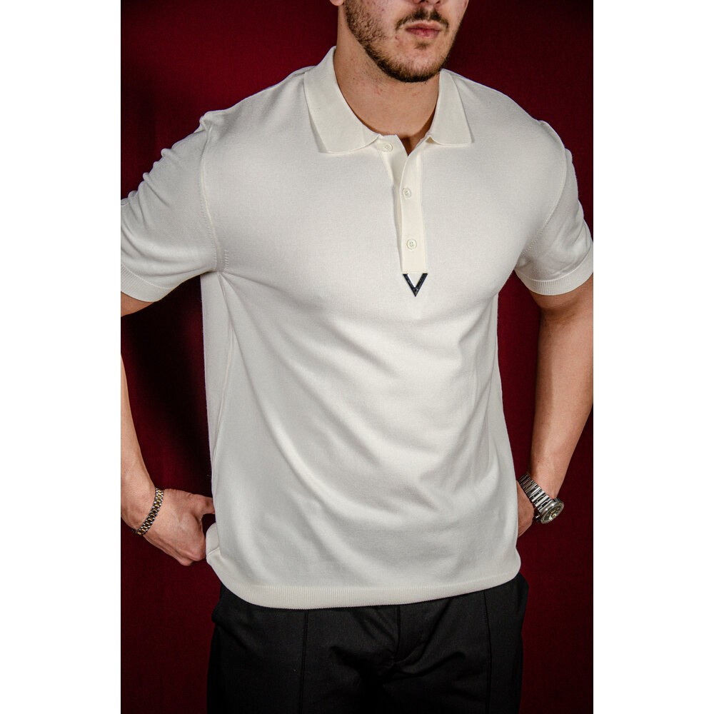 V Göğüs Metal Logo Detaylı Beyaz Triko Polo Yaka T-shirt