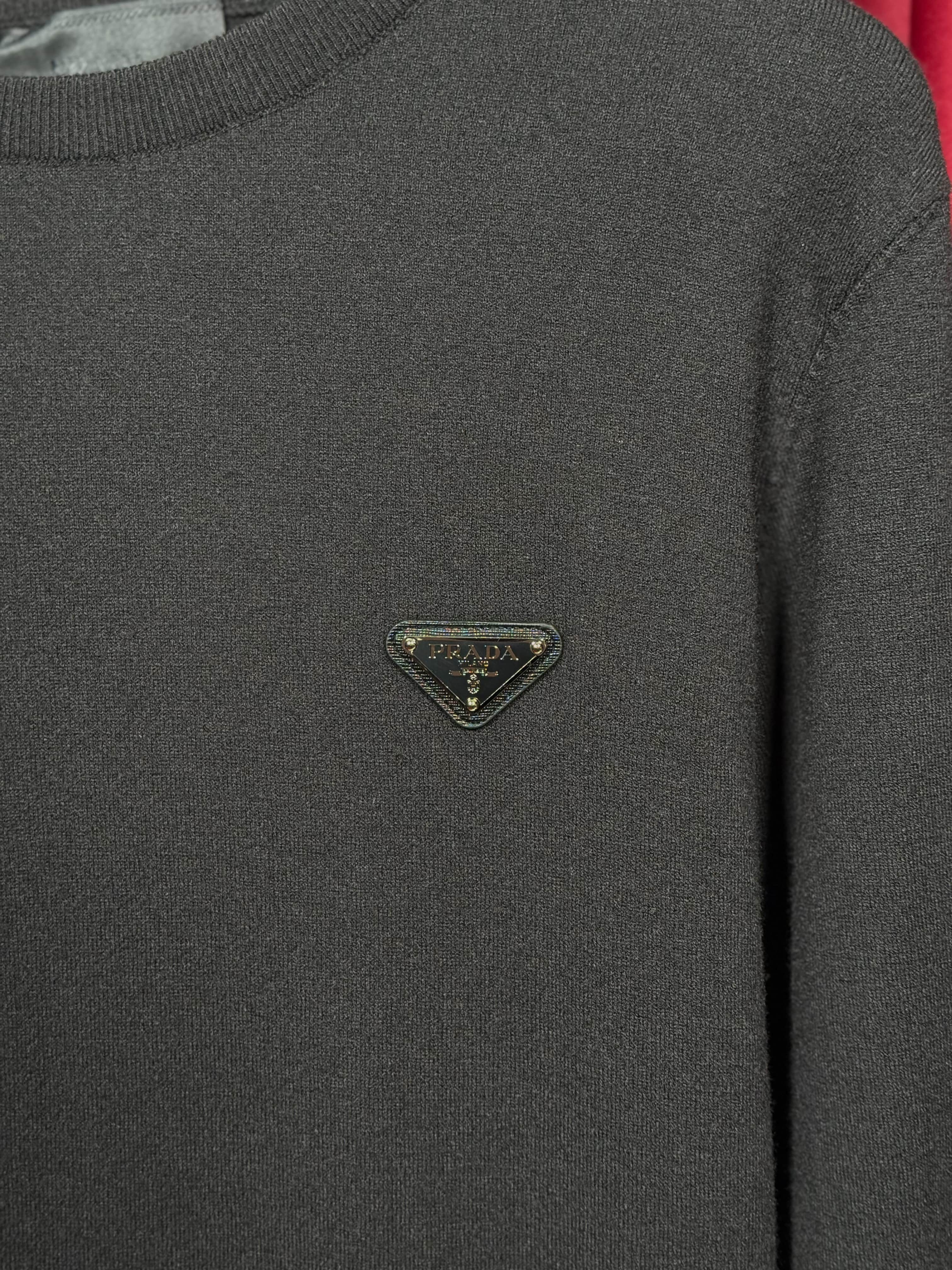 İthal Göğüste Metal Plaka Logo Detaylı Siyah Erkek Kazak