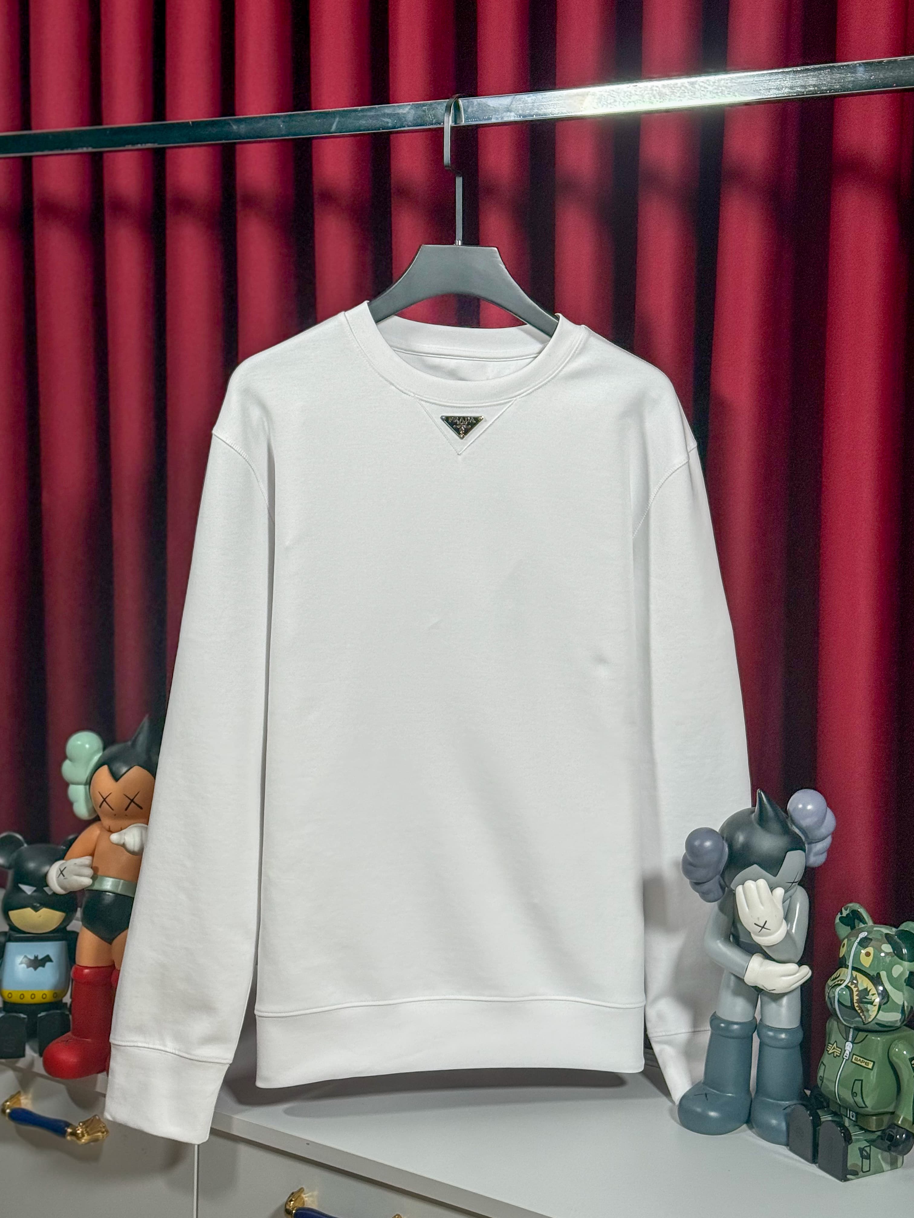 Göğüste Metal Plaka Logo Detaylı Beyaz Erkek Sweatshirt