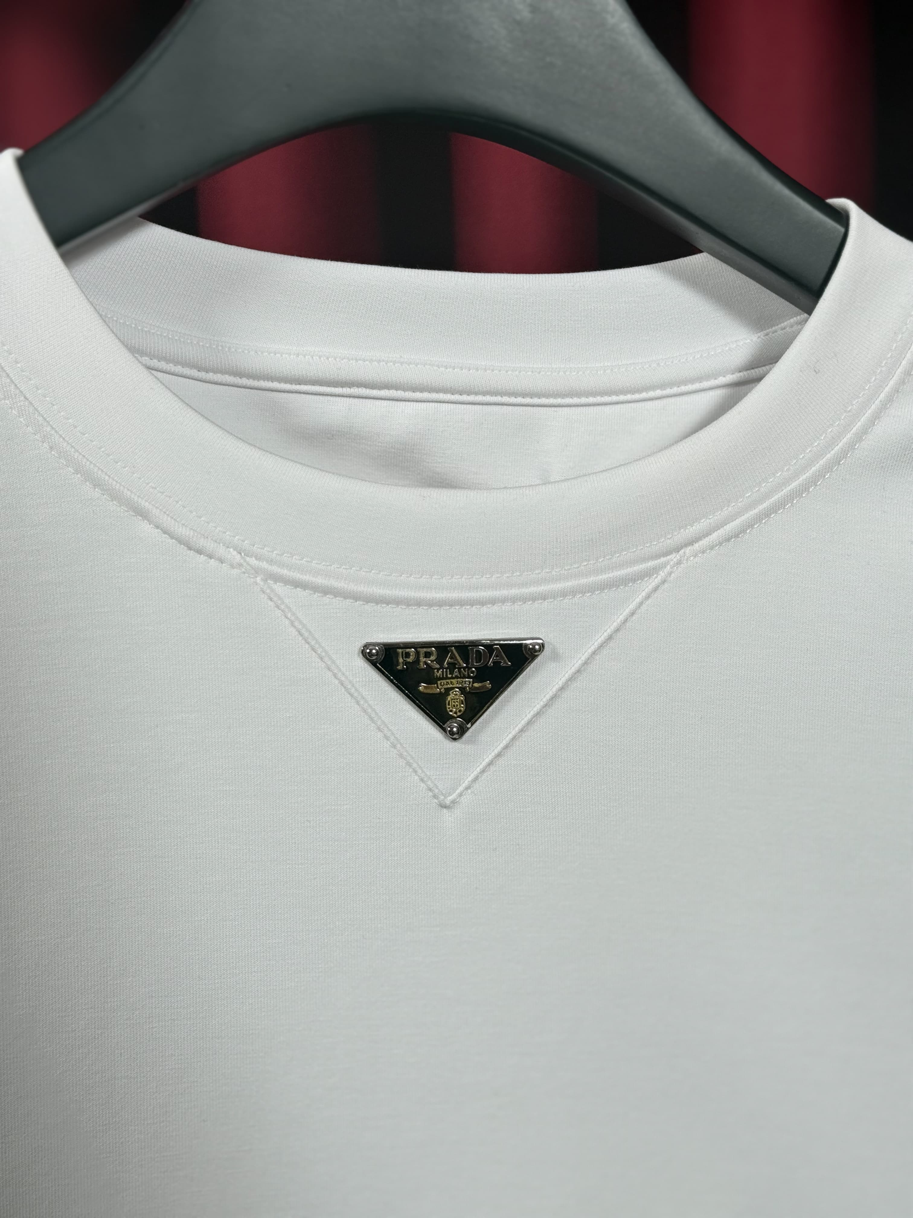 Göğüste Metal Plaka Logo Detaylı Beyaz Erkek Sweatshirt