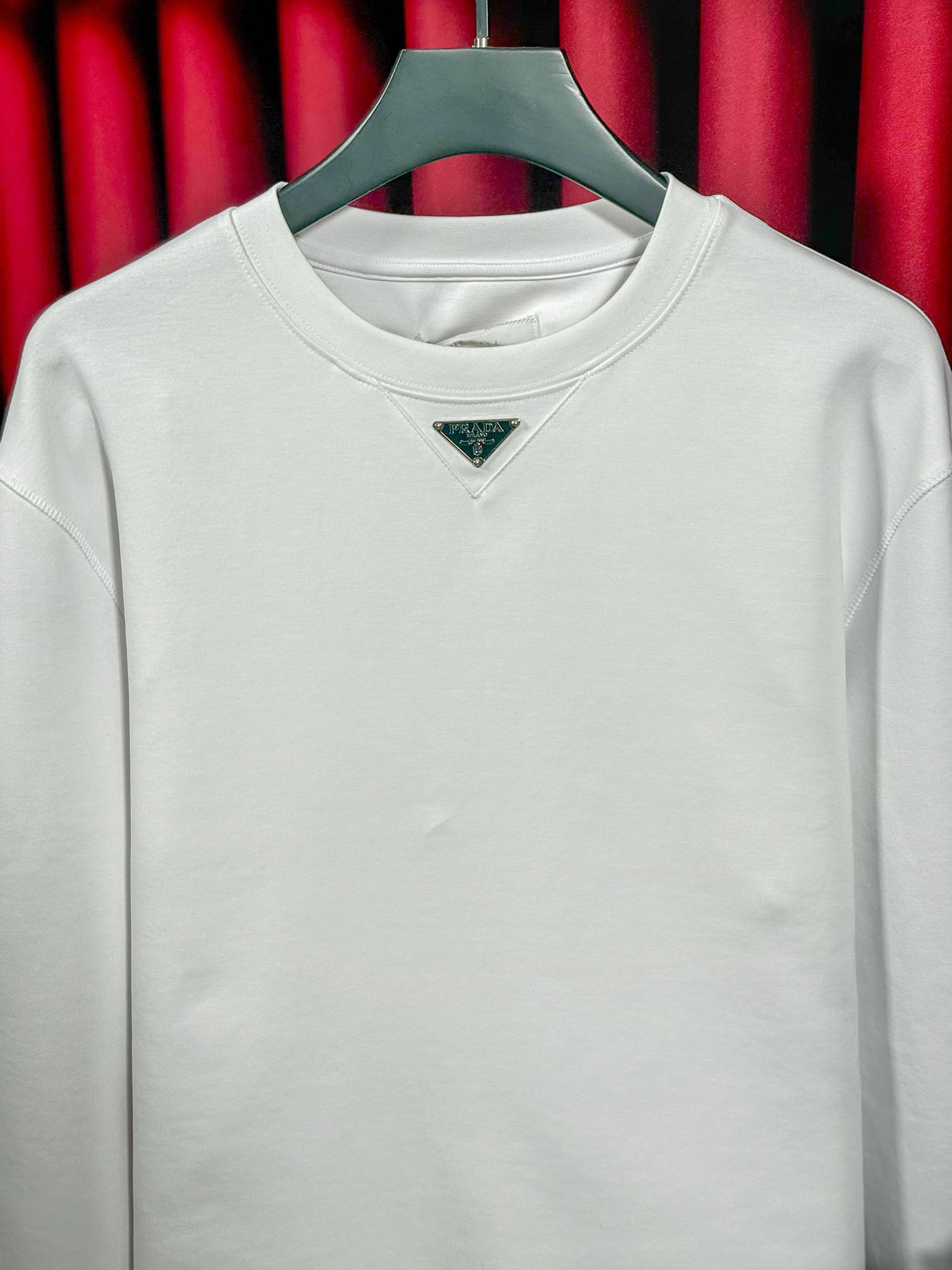 Göğüste Metal Plaka Logo Detaylı Beyaz Erkek Sweatshirt