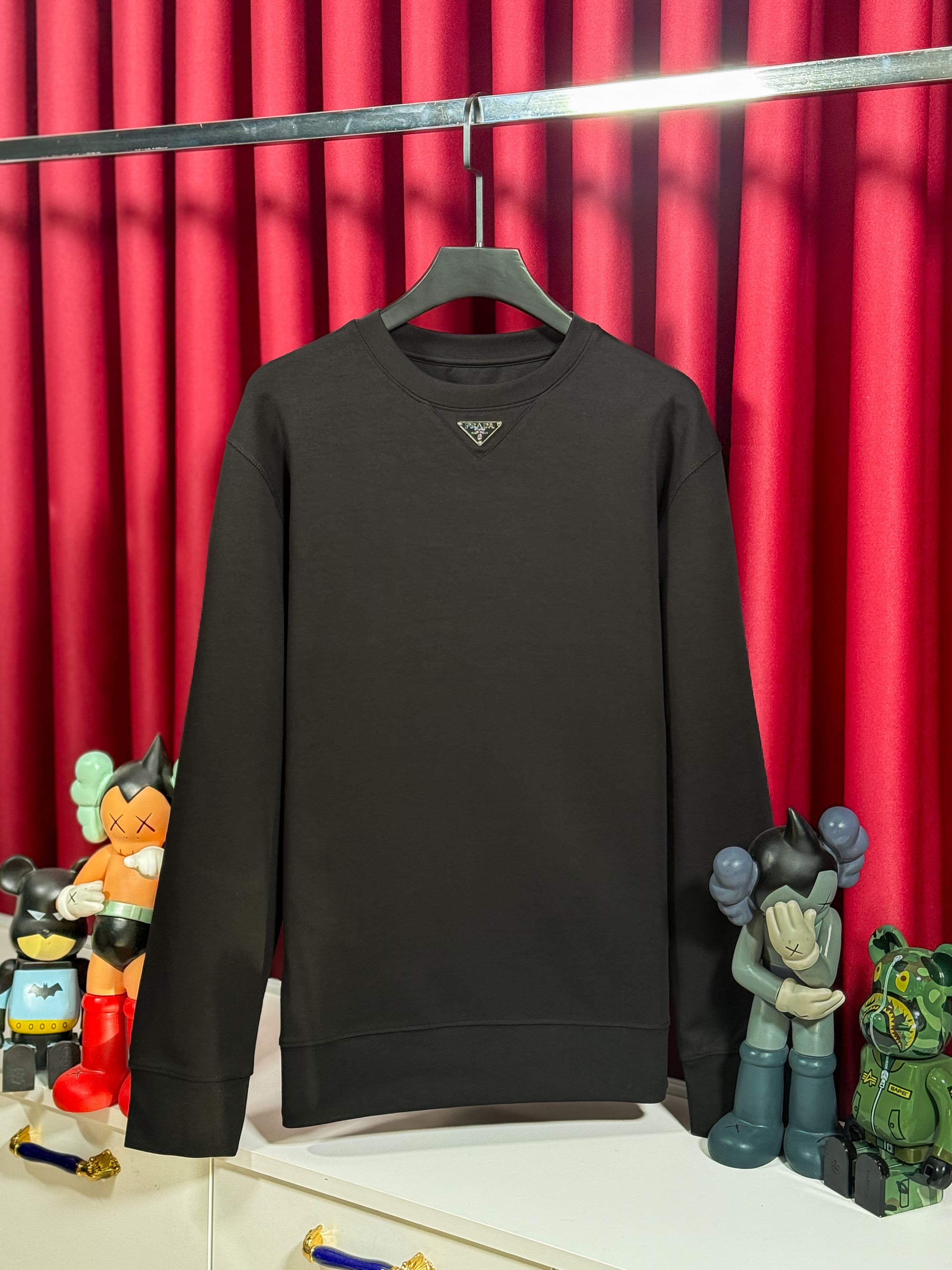 Göğüste Metal Plaka Logo Detaylı Siyah Erkek Sweatshirt