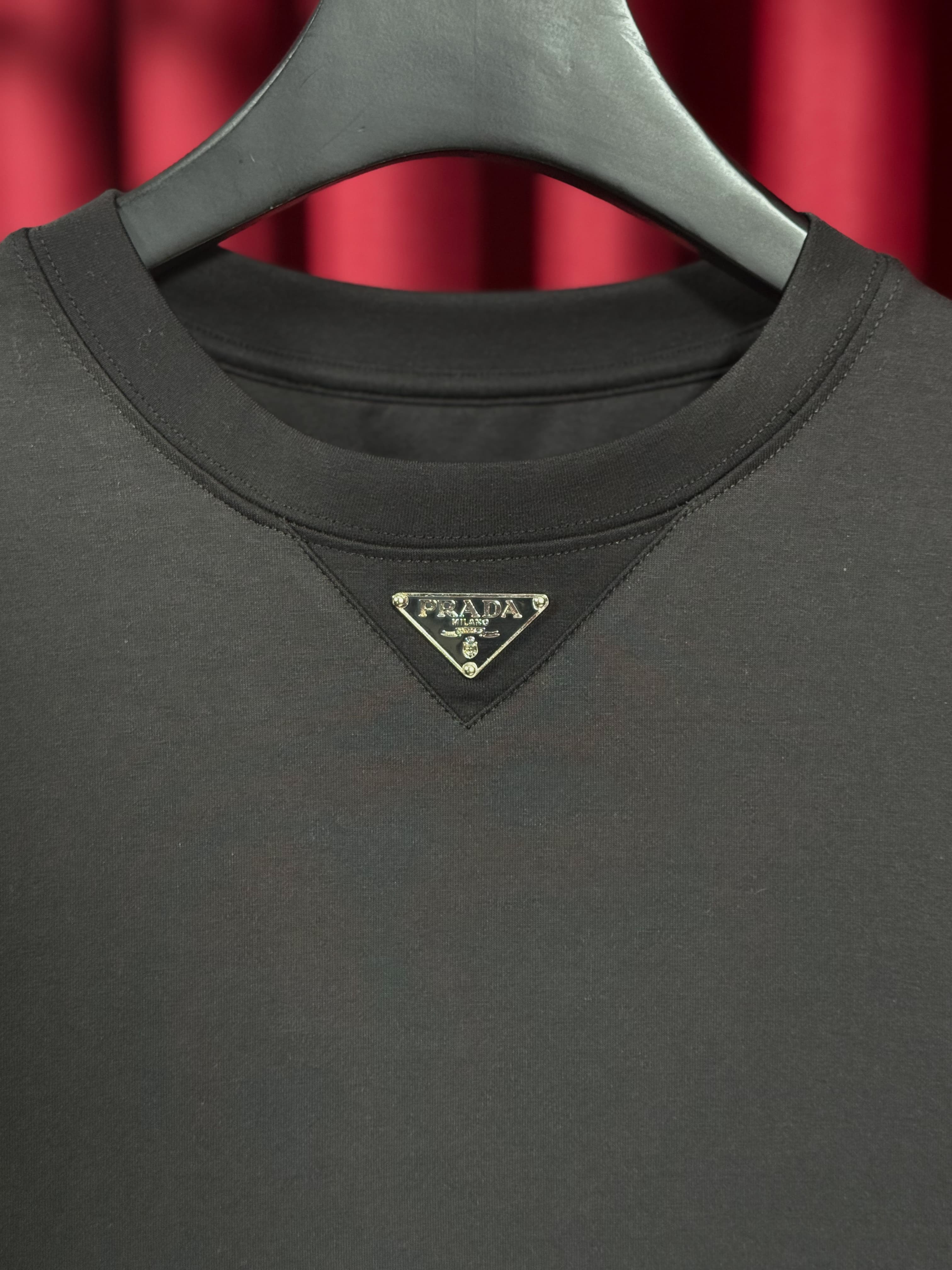 Göğüste Metal Plaka Logo Detaylı Siyah Erkek Sweatshirt