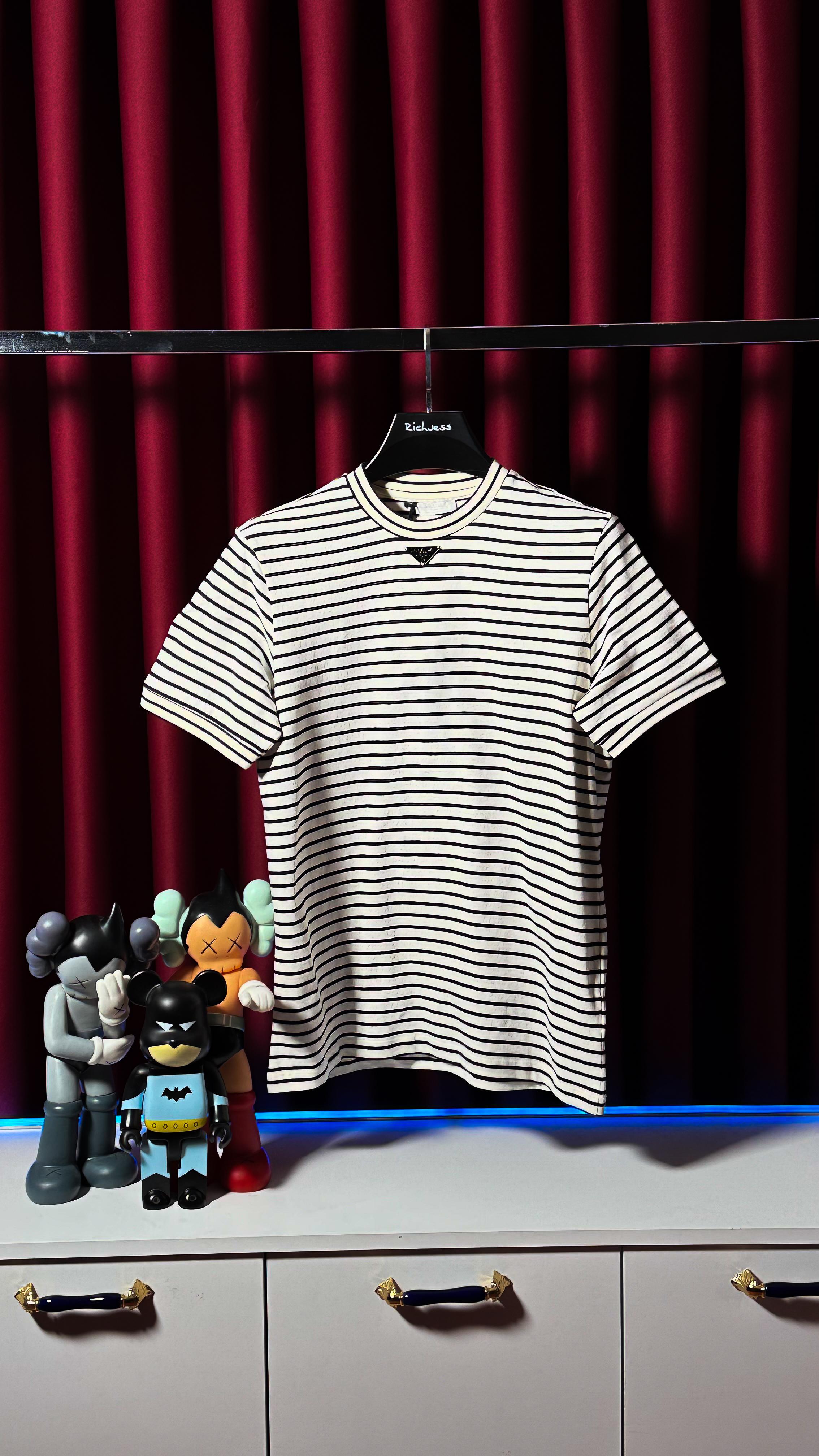 Çizgi Detaylı Metal Plaka Logo Detaylı Erkek T-shirt