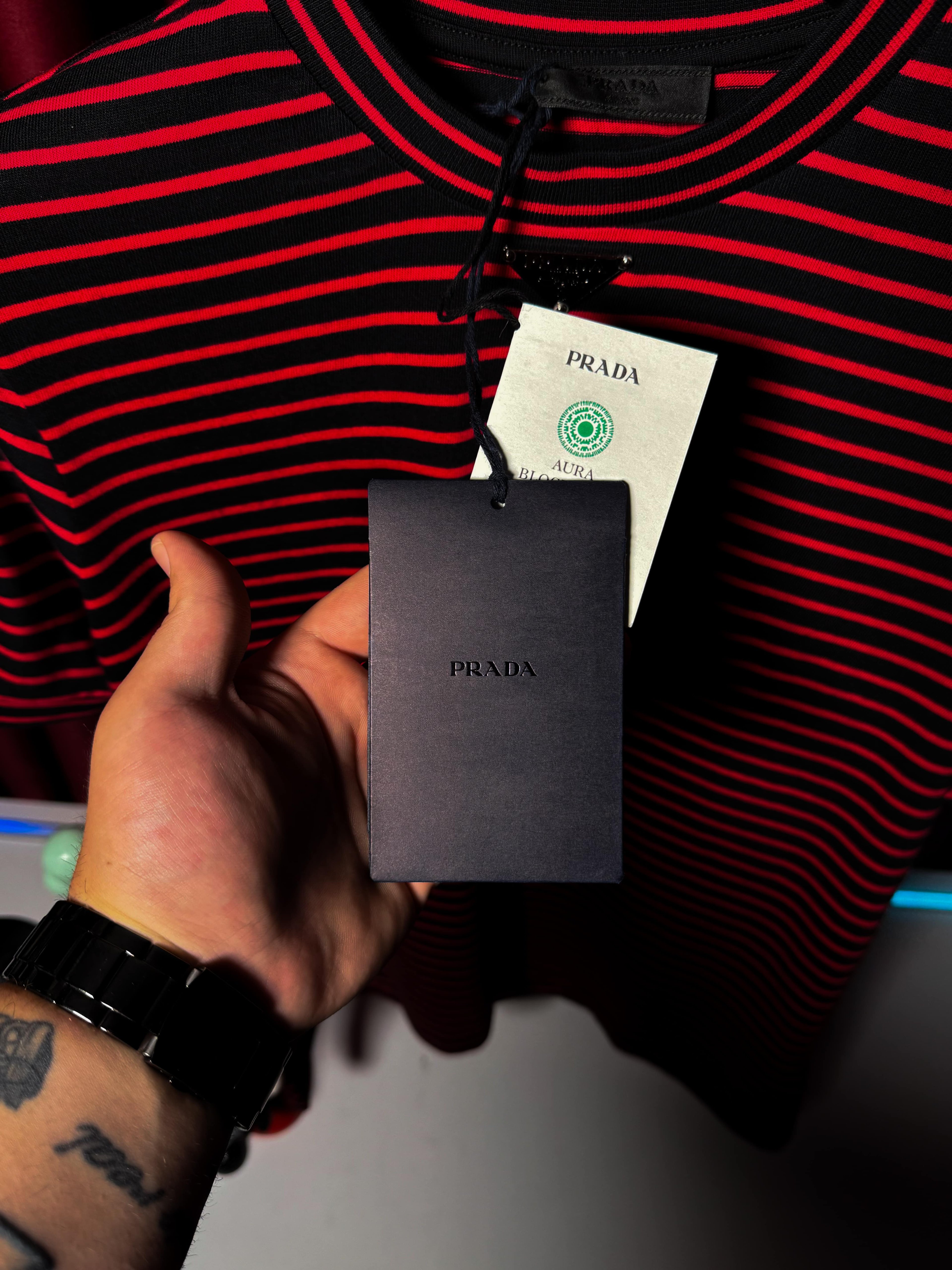 Kırmızı Siyah Çizgi Detaylı Metal Plaka Logo Detaylı Erkek T-shirt