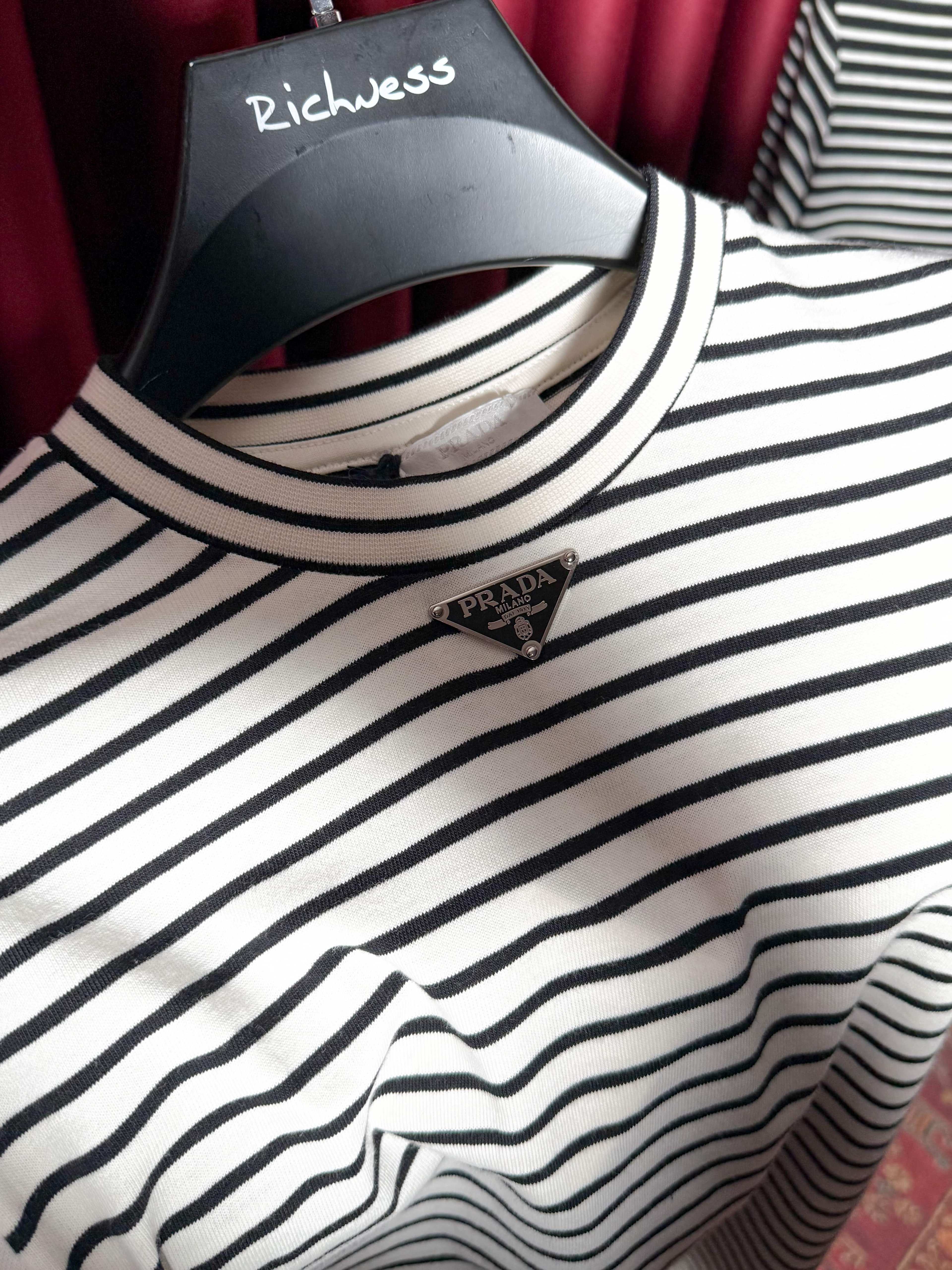 Çizgi Detaylı Metal Plaka Logo Detaylı Erkek T-shirt