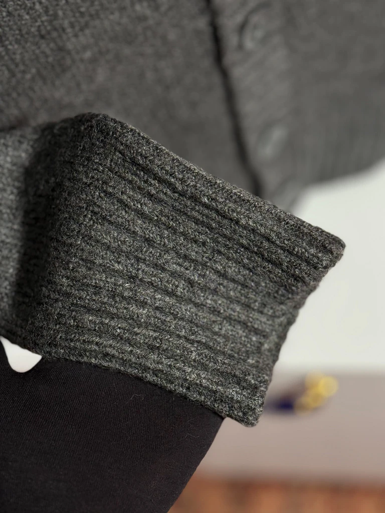 Gri Minimal Nakış Logolu Triko Hırka