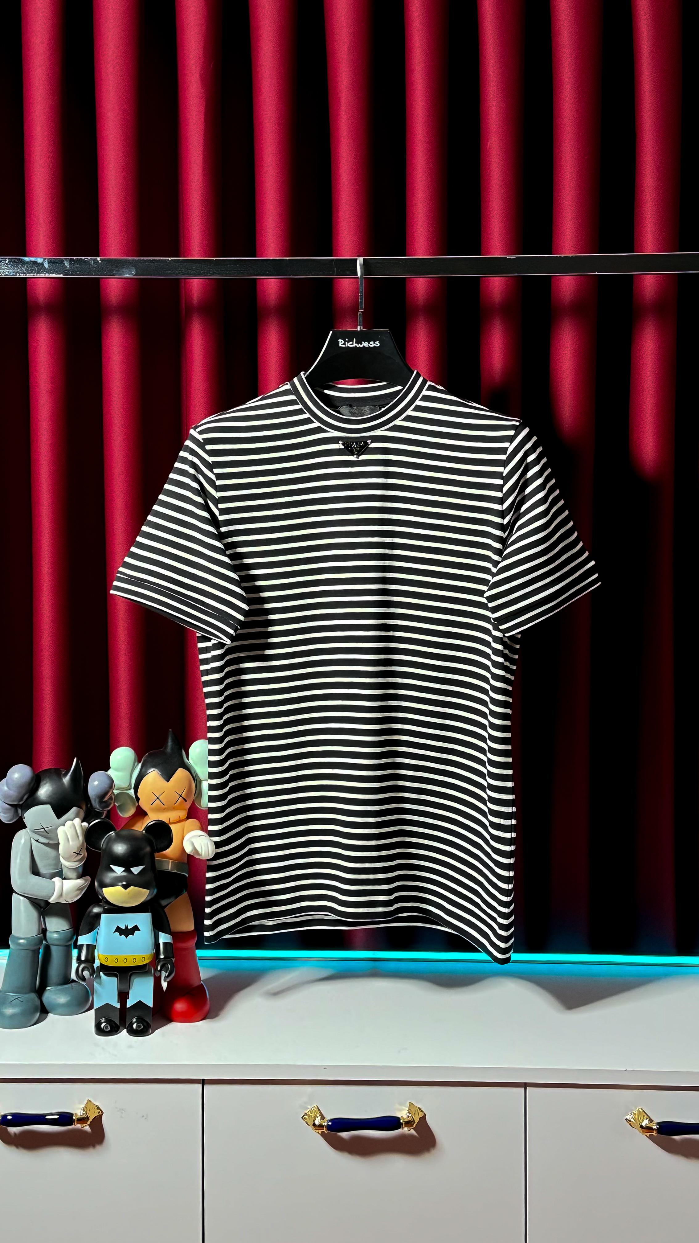 Çizgi Detaylı Metal Plaka Logo Detaylı Erkek T-shirt