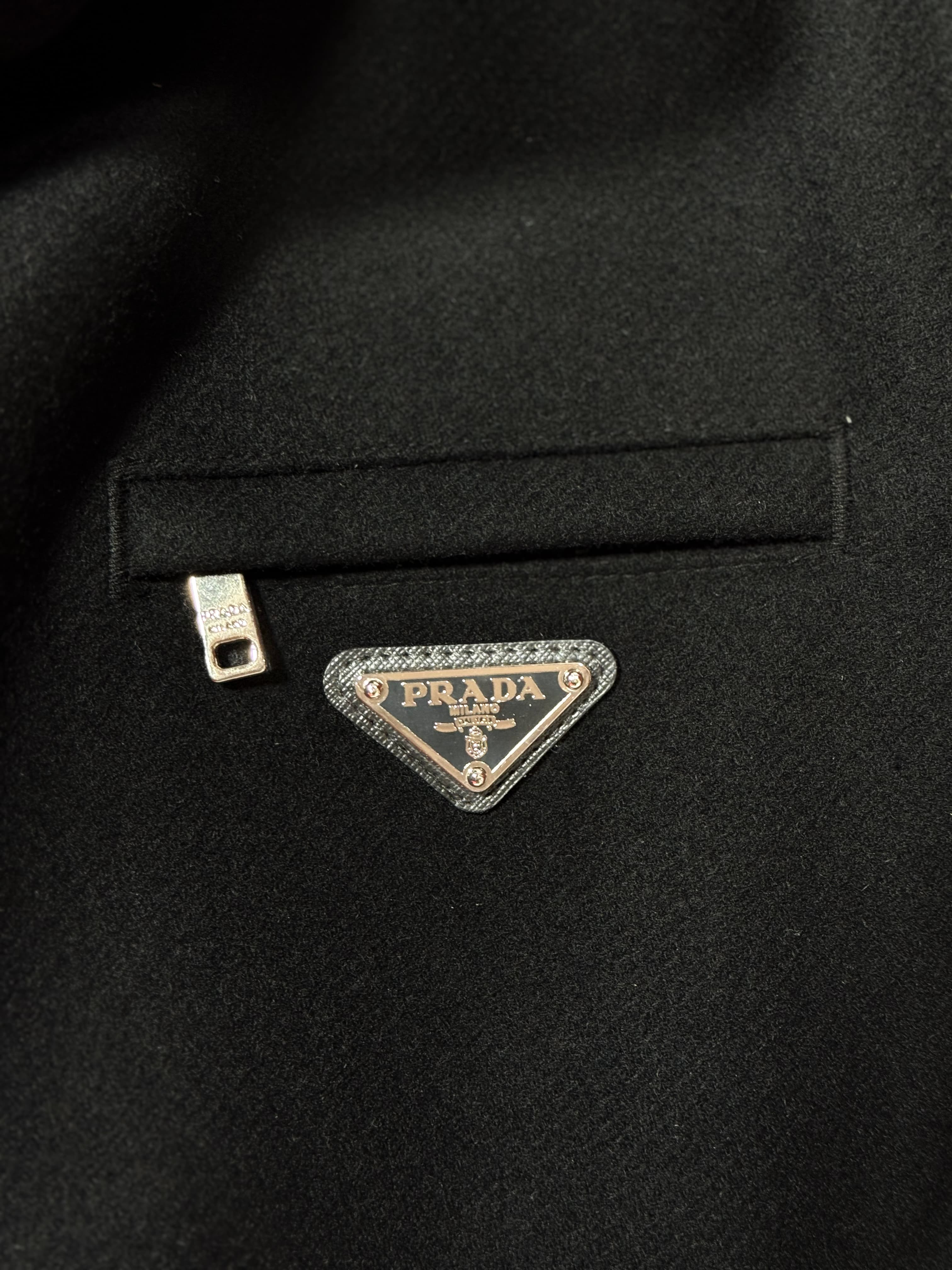 Metal Logo Detaylı Siyah Erkek Kaşe Yelek Kaz Tüyü
