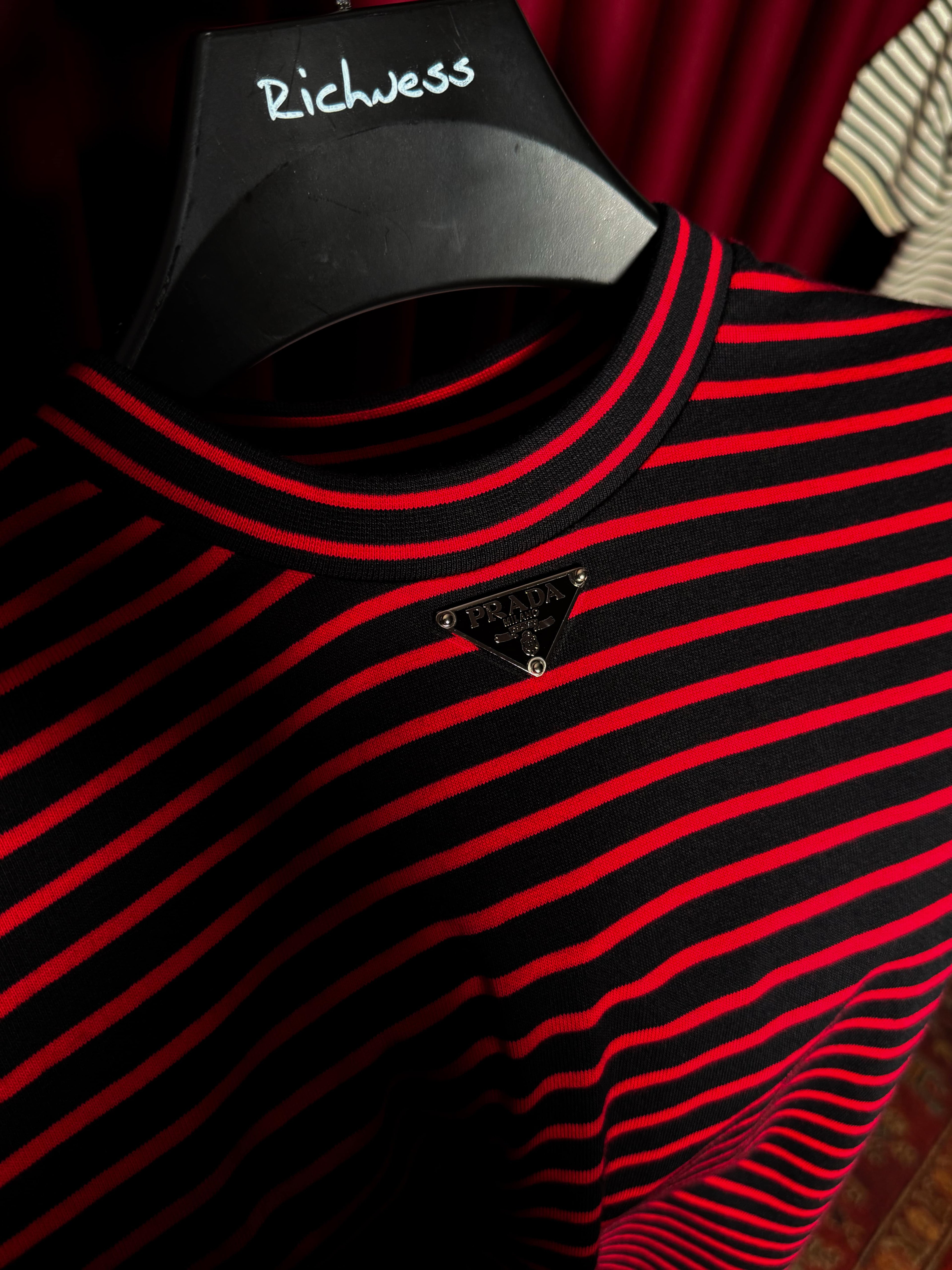 Kırmızı Siyah Çizgi Detaylı Metal Plaka Logo Detaylı Erkek T-shirt