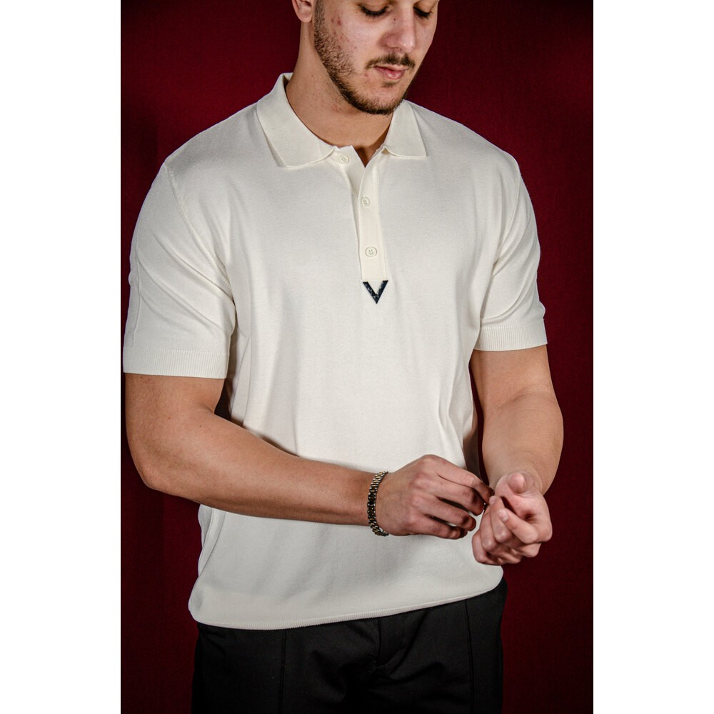 V Göğüs Metal Logo Detaylı Beyaz Triko Polo Yaka T-shirt