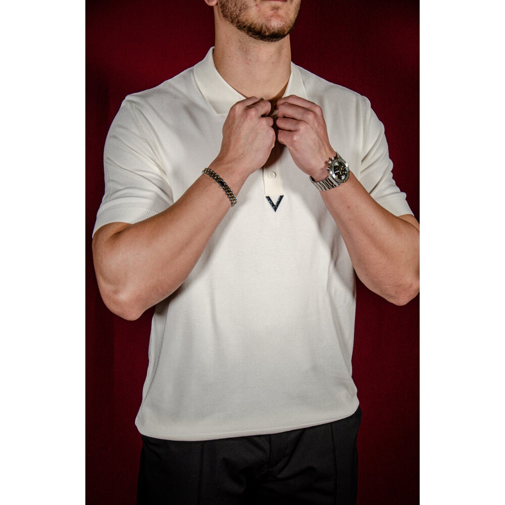 V Göğüs Metal Logo Detaylı Beyaz Triko Polo Yaka T-shirt