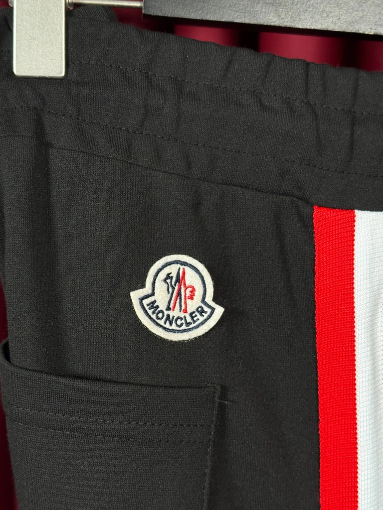 Minimal Logo Patchli Siyah Eşofman Takımı