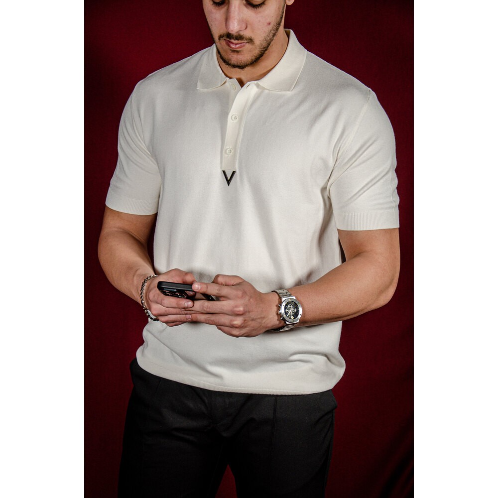 V Göğüs Metal Logo Detaylı Beyaz Triko Polo Yaka T-shirt