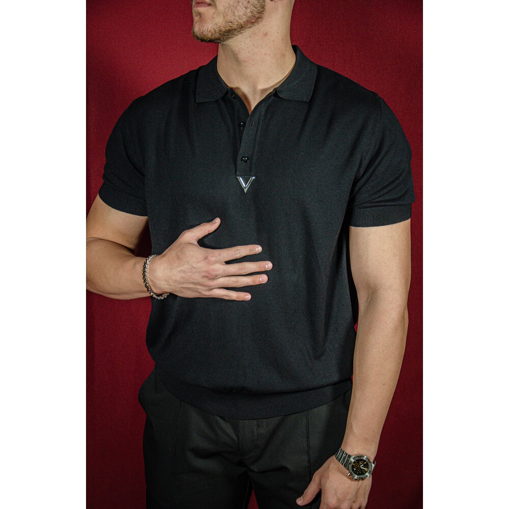 V Göğüs Metal Logo Detaylı Beyaz Triko Polo Yaka T-shirt