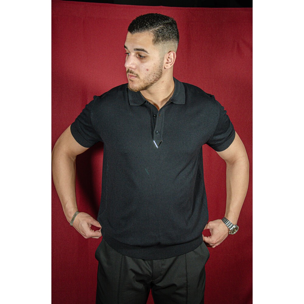 V Göğüs Metal Logo Detaylı Beyaz Triko Polo Yaka T-shirt