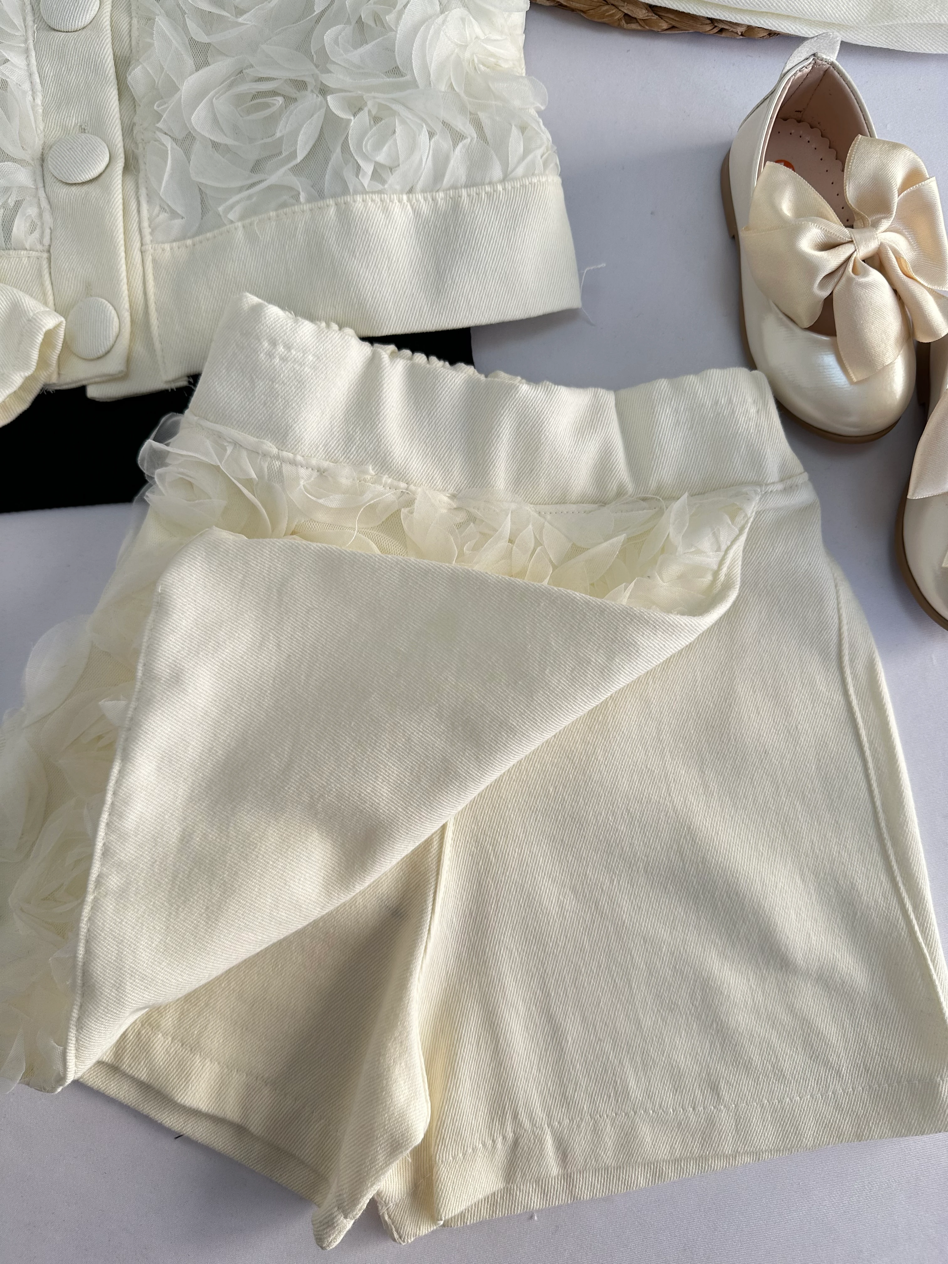 Kız Çocuk Beyaz Gül İşlemeli Şort Etekli 3'lü Takım