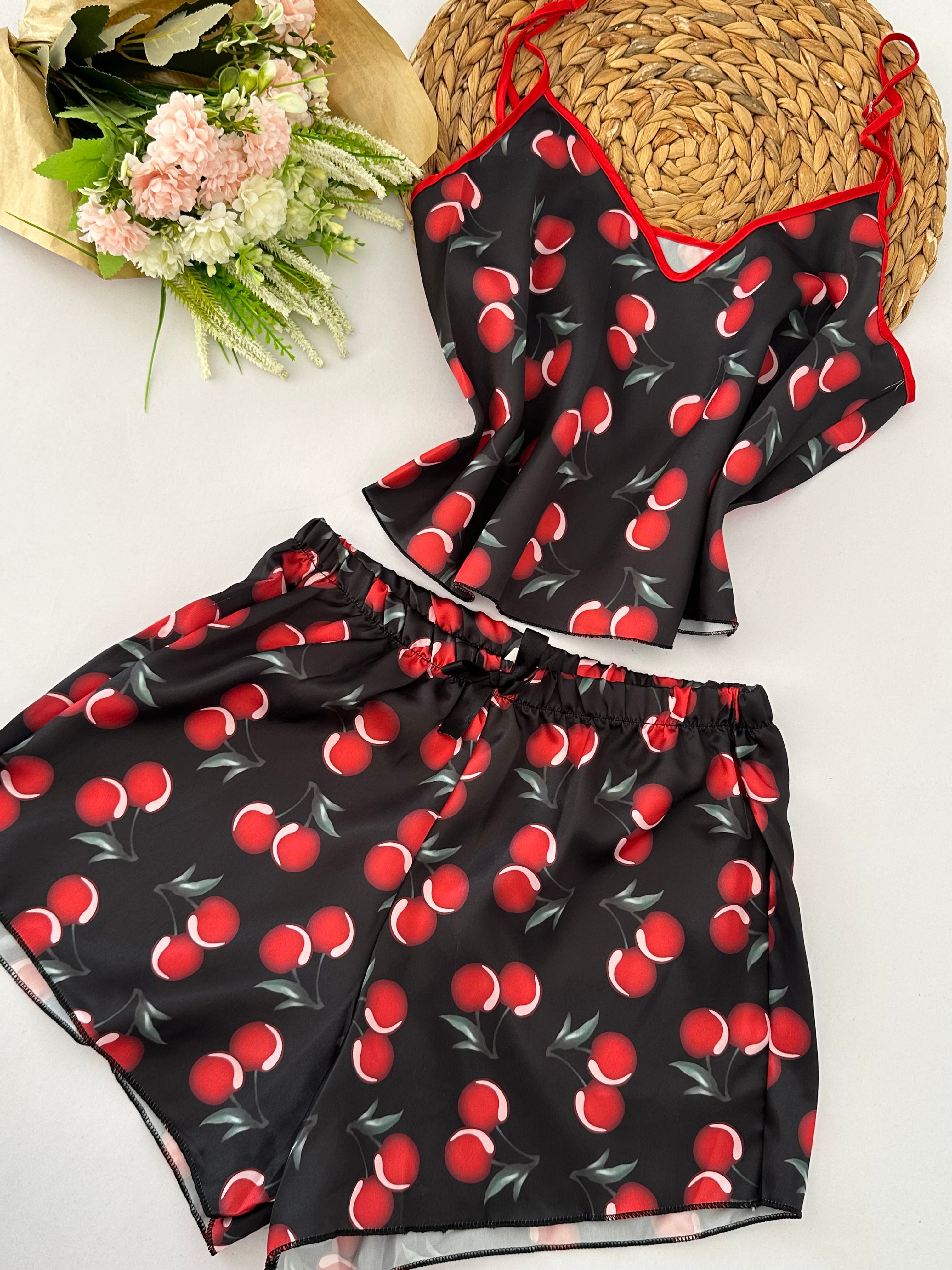 Siyah Kiraz Desenli Askılı Saten Kadın Şortlu Pijama Takımı